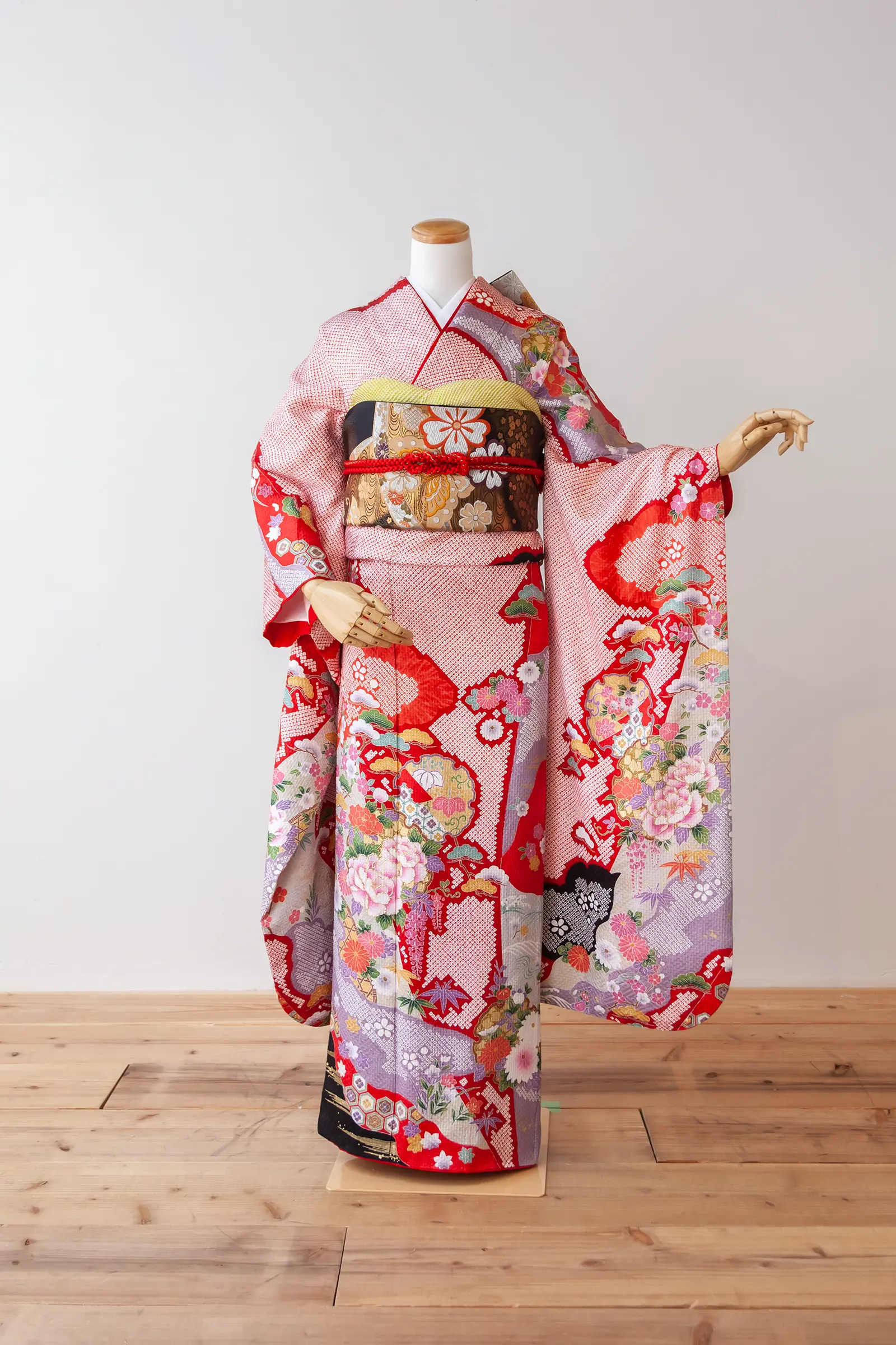 ピンクと紫の花柄を華やかにあしらったゲスト向け振袖レンタル F-020 全身写真