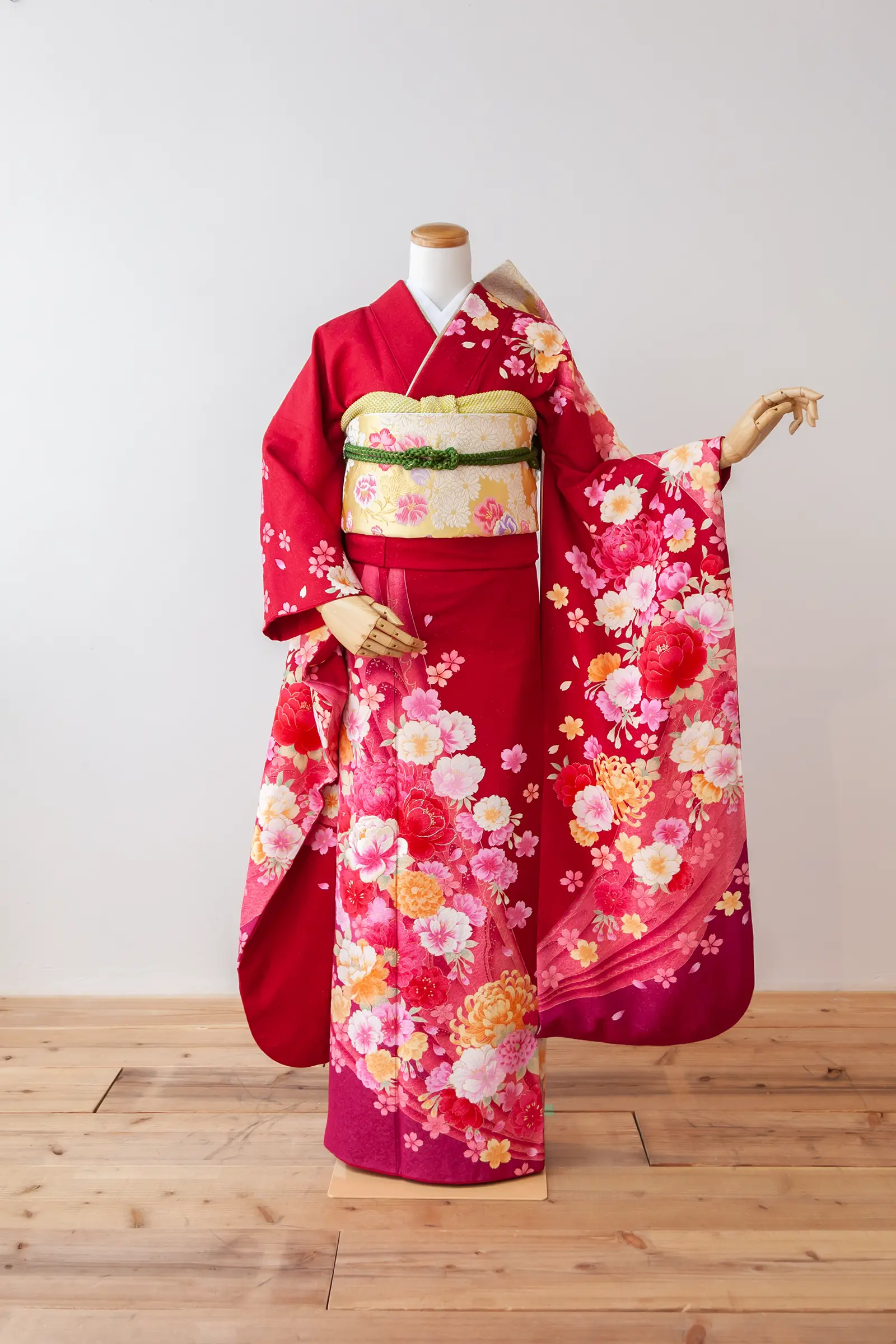 淡いピンクから紫へのぼかしが美しいゲスト向け振袖レンタル F-011 全身写真