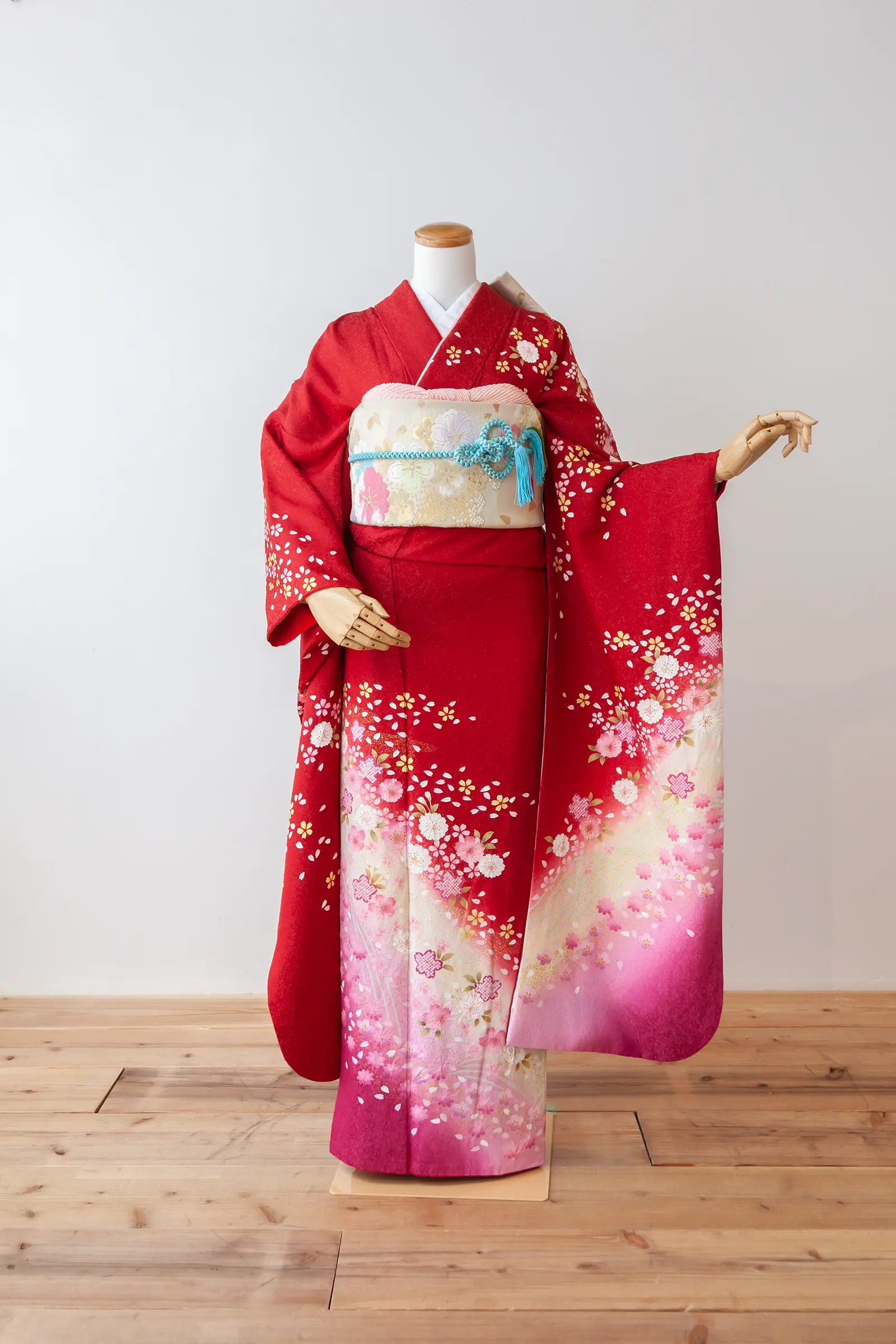 淡いピンク地に赤や白の花柄を配したゲスト向け振袖レンタル F-010 全身写真