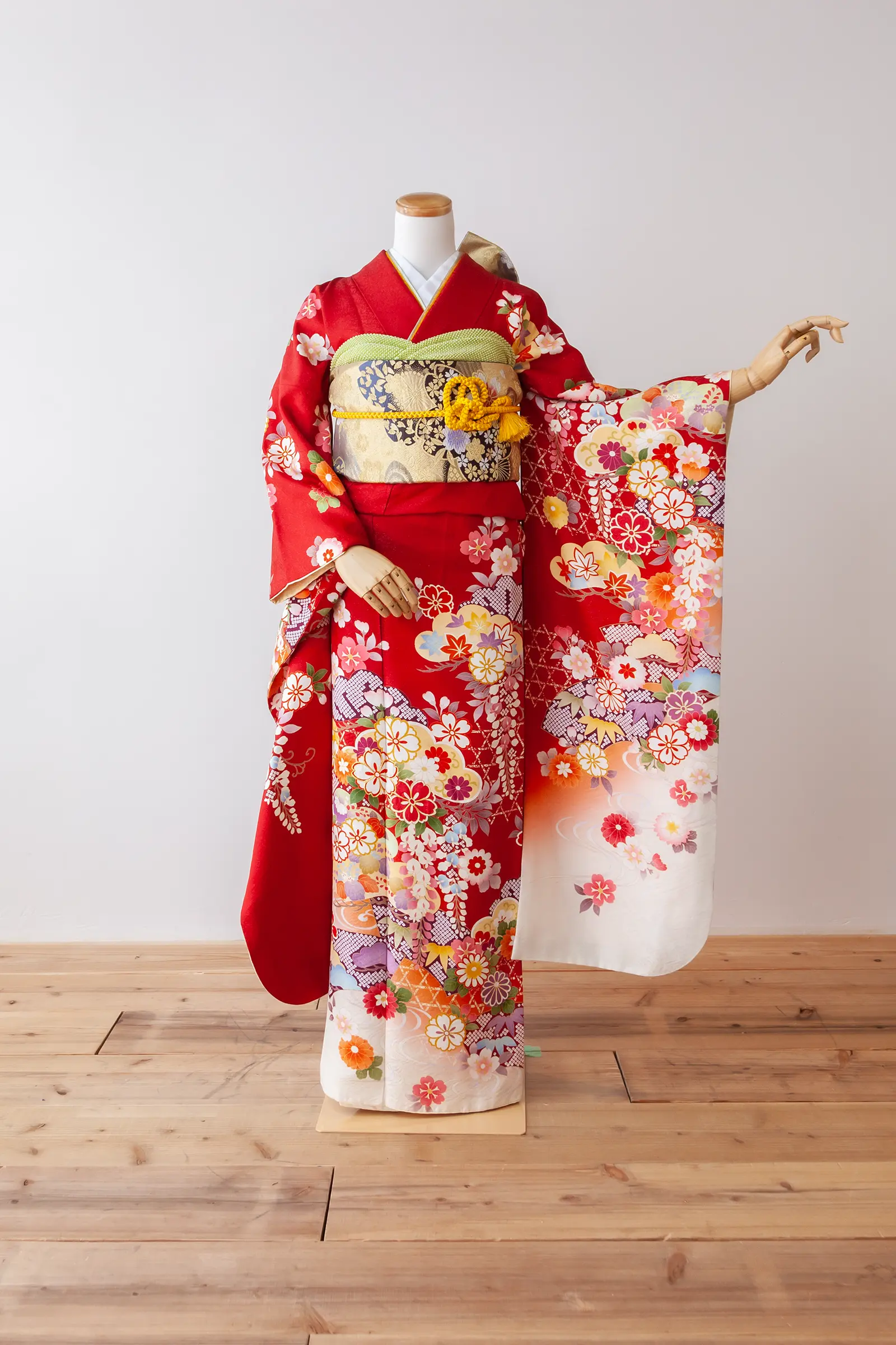 淡いピンク地に赤や橙の花柄をあしらったゲスト向け振袖レンタル F-012 全身写真