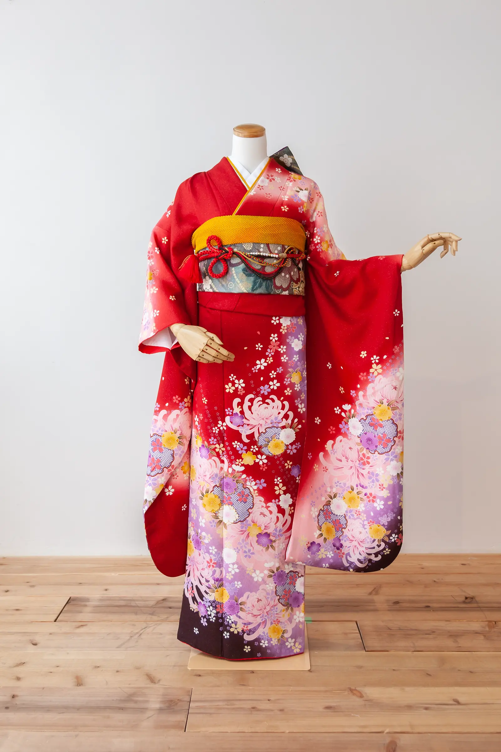 淡いピンク地に赤い花柄を配したゲスト向け振袖レンタル F-015 全身写真