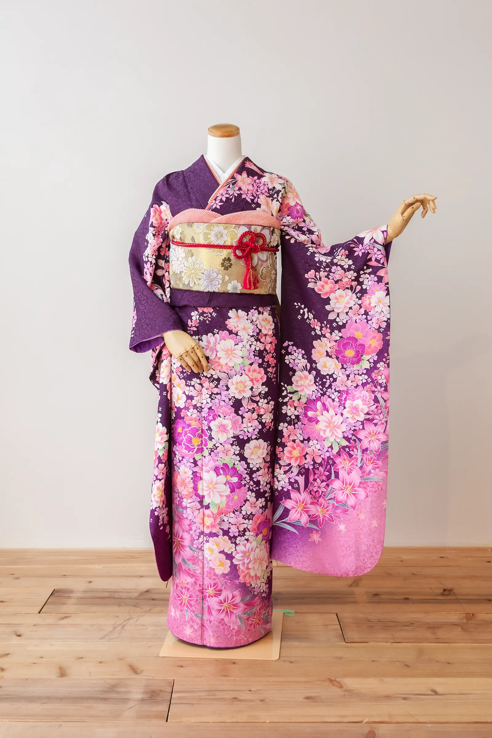 紫がかった地色に淡い花柄をあしらったゲスト向け振袖レンタル F-045 全身写真