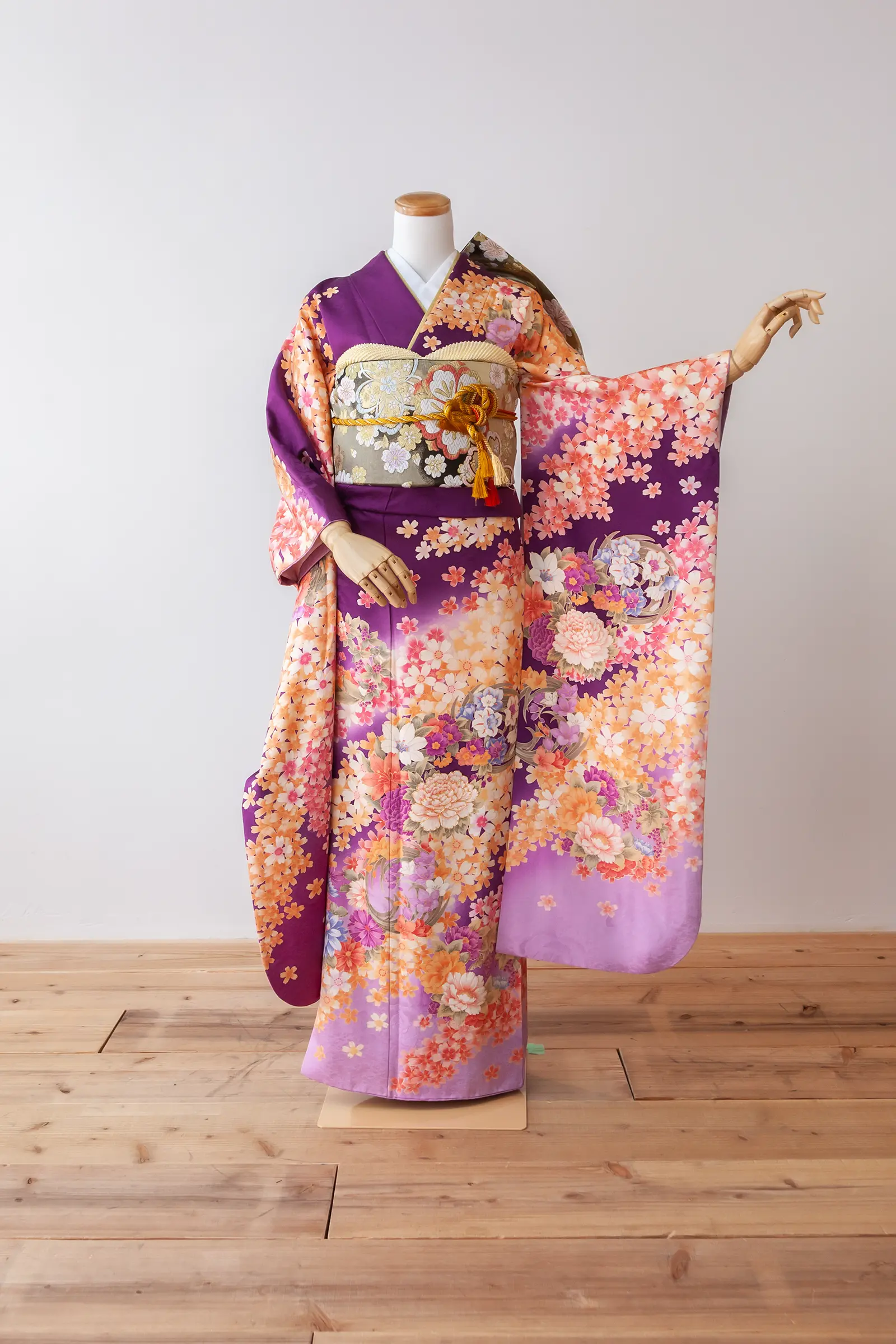 紫地にオレンジや淡いピンクの花柄をあしらったゲスト向け振袖レンタル F-047 全身写真