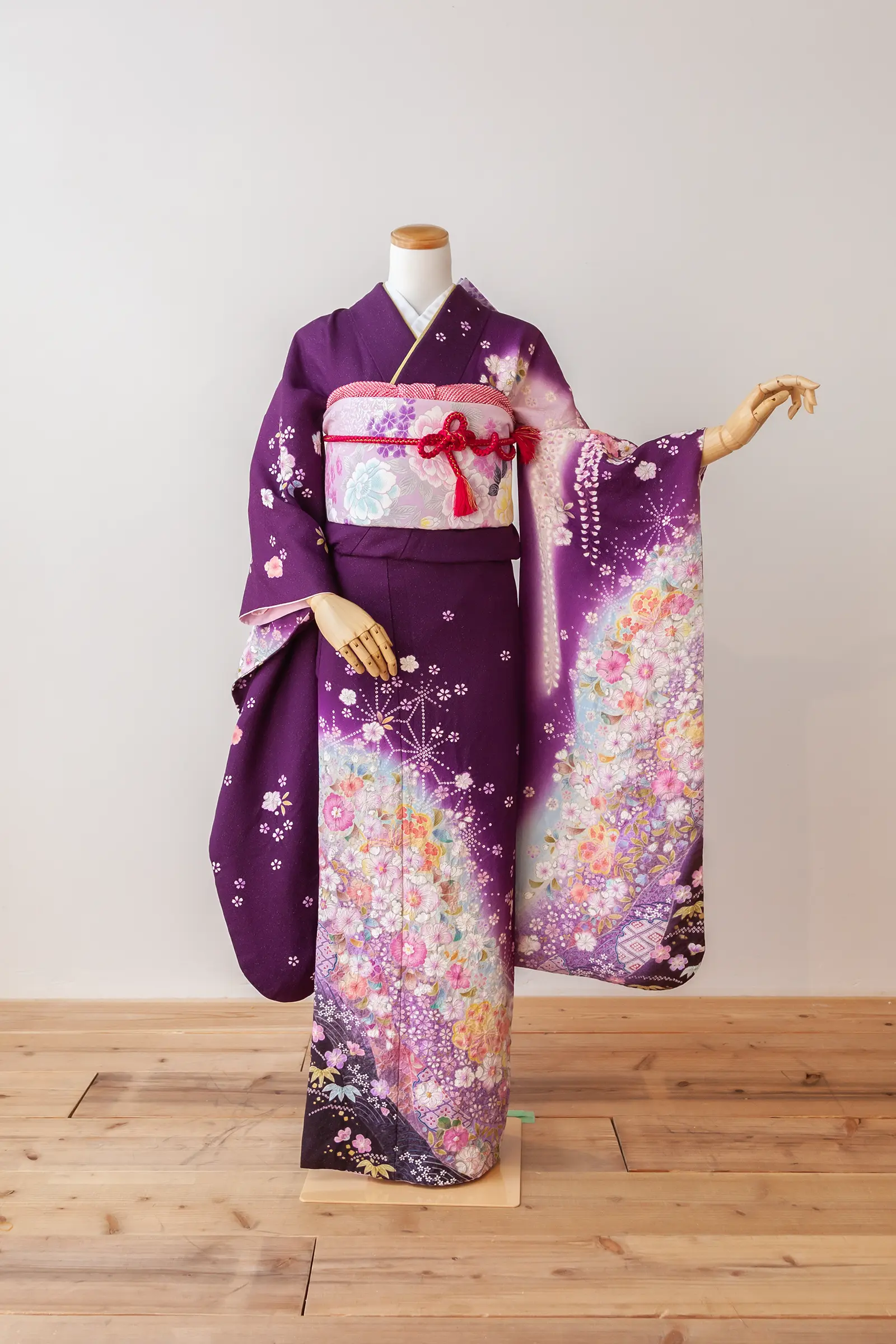 紫地に淡いピンクや白の花柄をあしらったゲスト向け振袖レンタル F-053 全身写真
