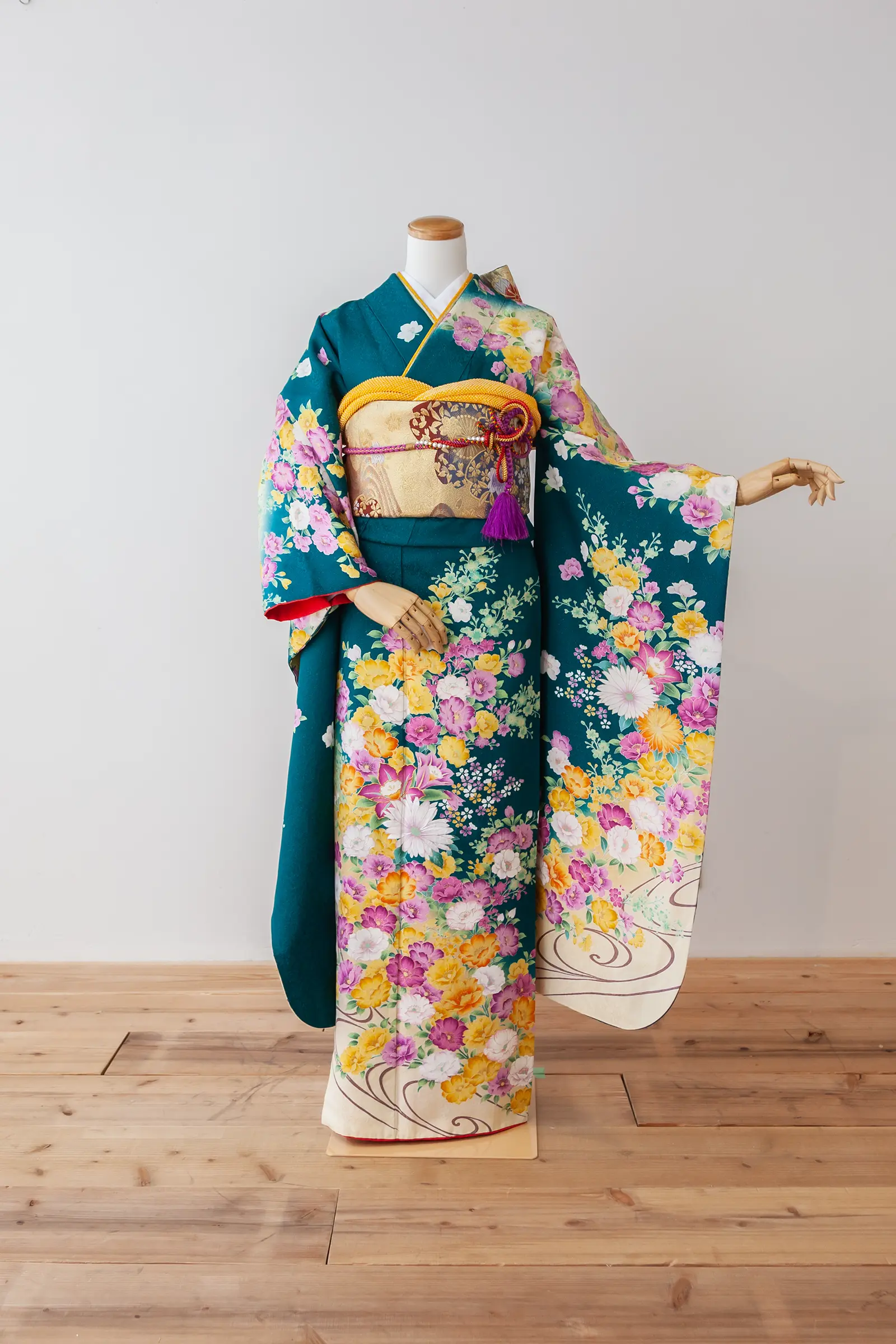 深い緑地に白の柄と淡い花柄をあしらったゲスト向け振袖レンタル F-038 全身写真