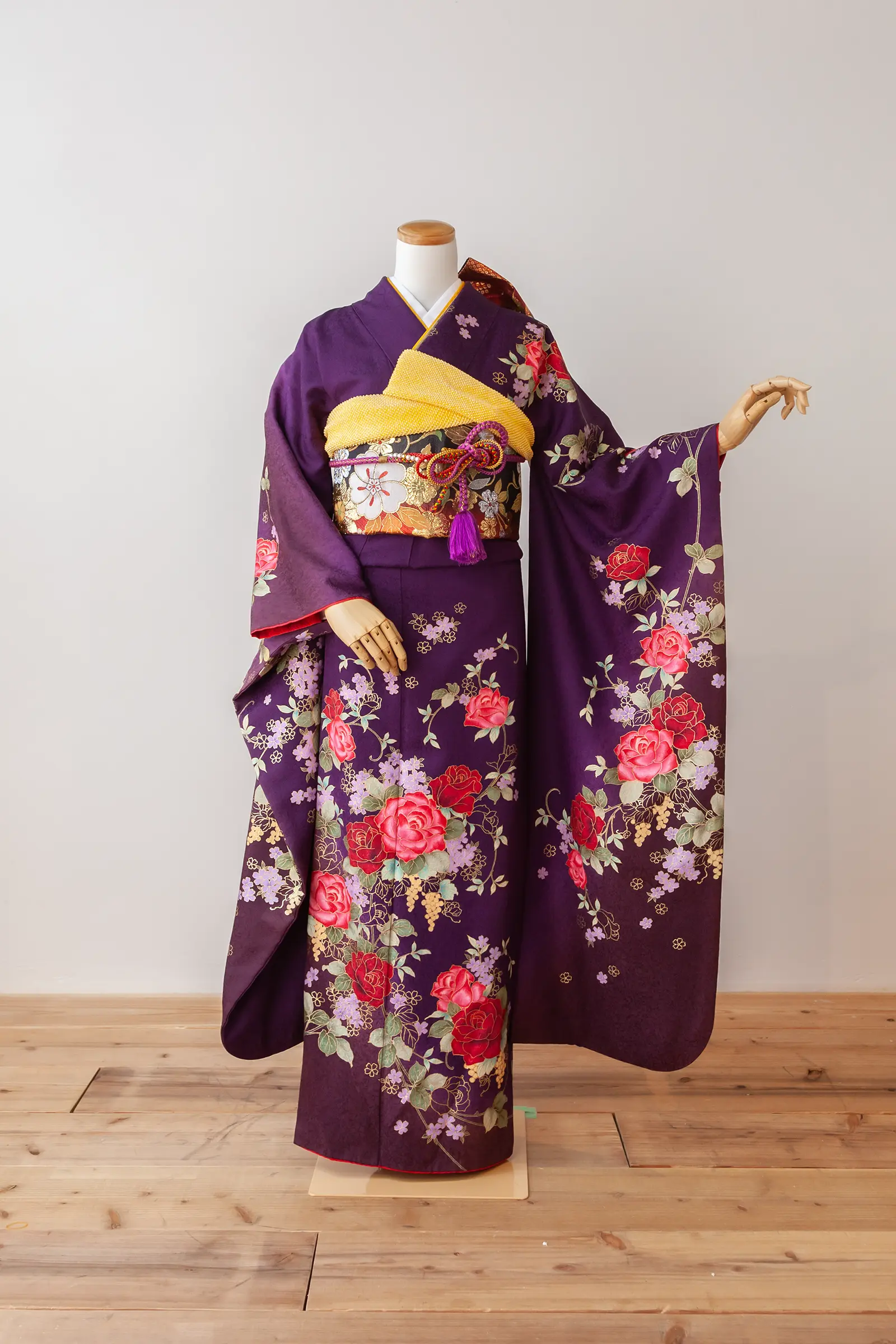 紫地に赤いバラ柄をあしらったゲスト向け振袖レンタル F-051 全身写真