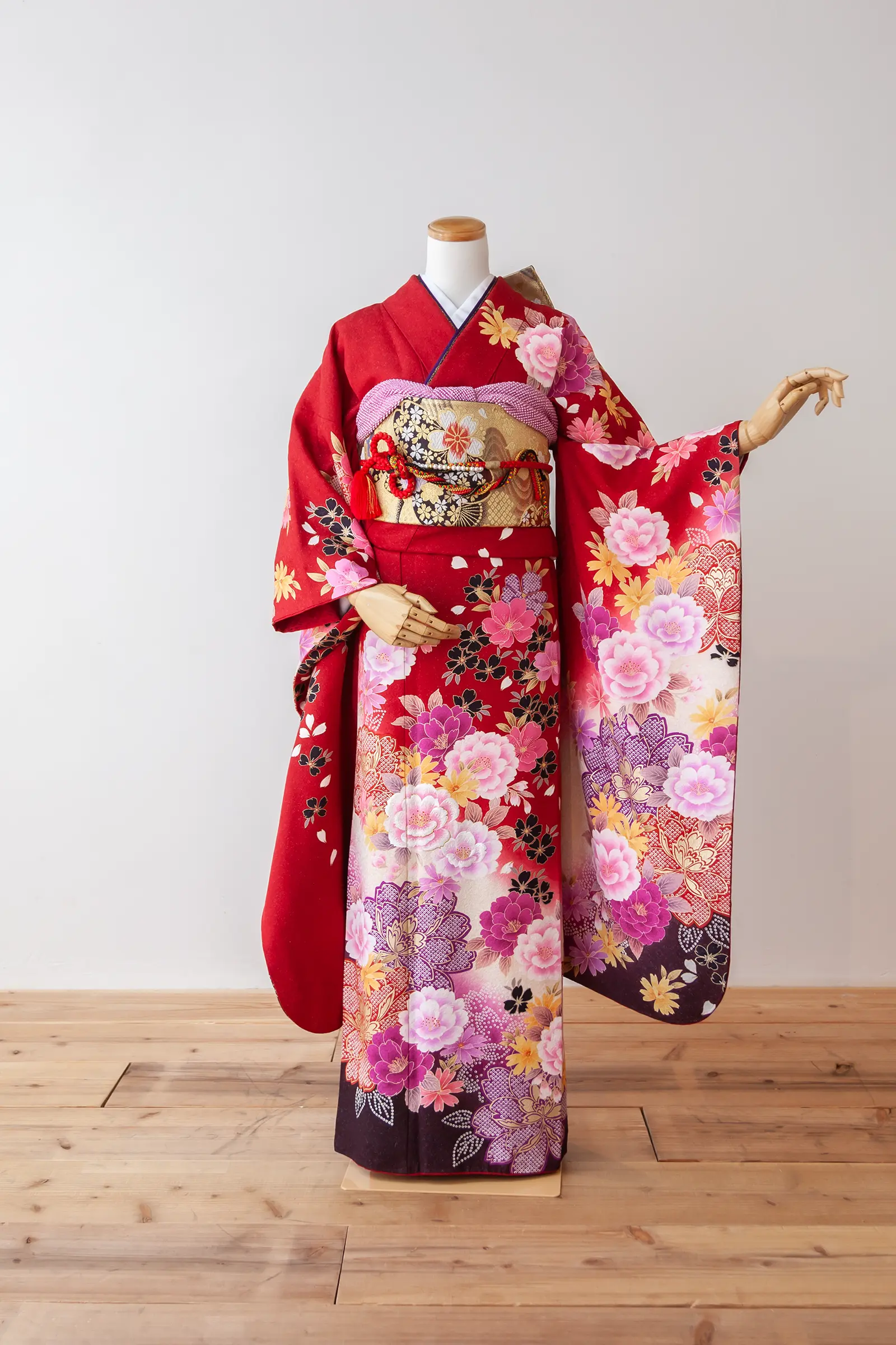 赤地にピンクと紫の花柄が華やかなゲスト向け振袖レンタル F-001 全身写真