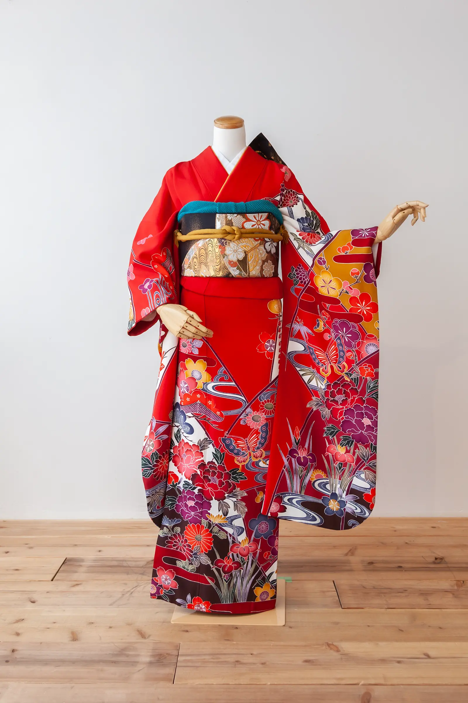 赤地にモダンな花柄をあしらったゲスト向け振袖レンタル F-003 全身写真