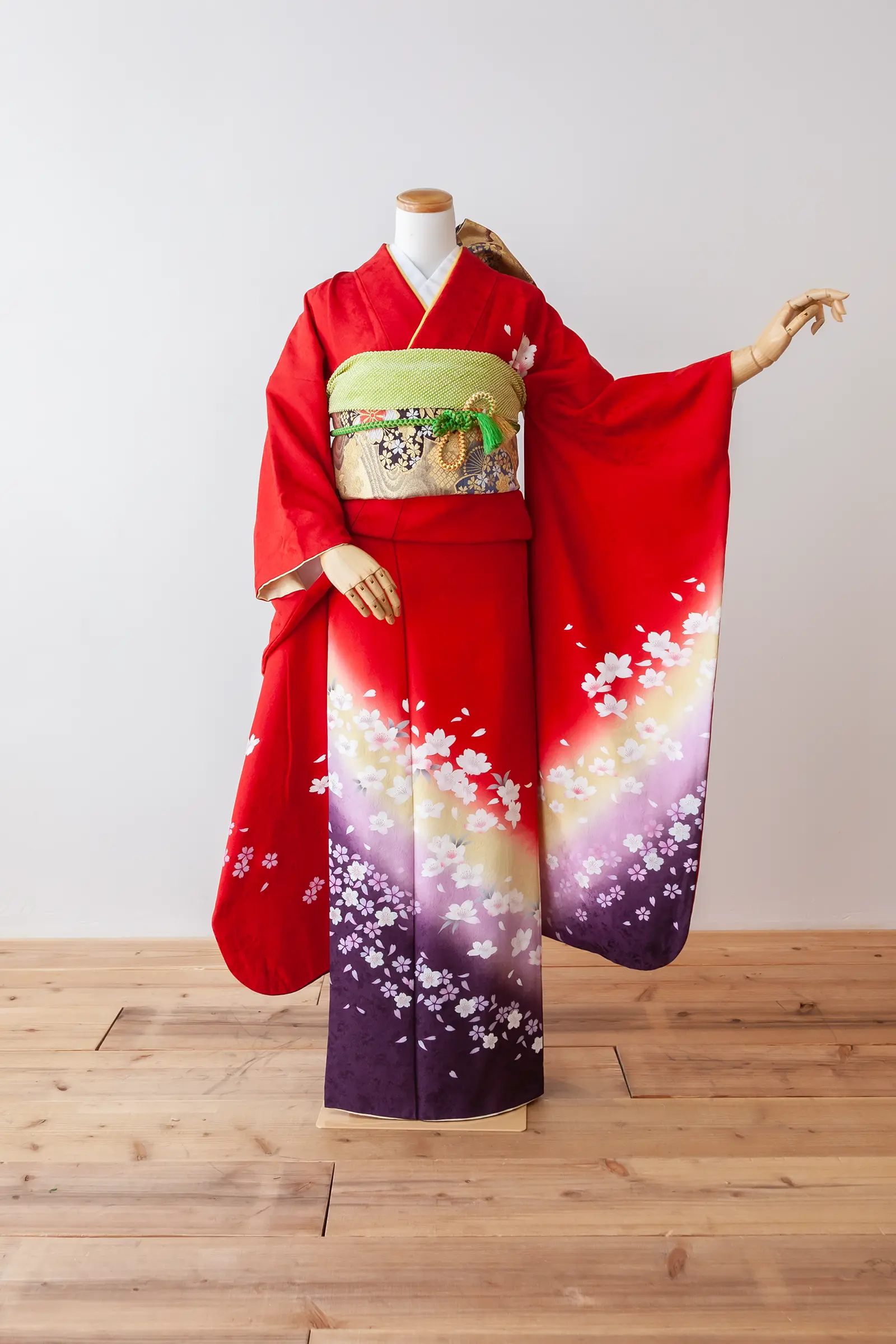 赤地にピンクと紫の花柄を配した華やかなゲスト向け振袖レンタル F-006 全身写真