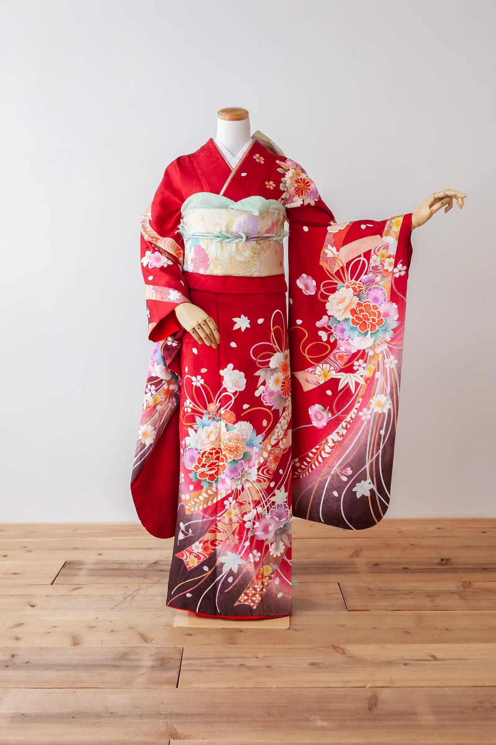 赤地に流れるリボン柄と花柄が入ったゲスト向け振袖レンタル F-002 全身写真