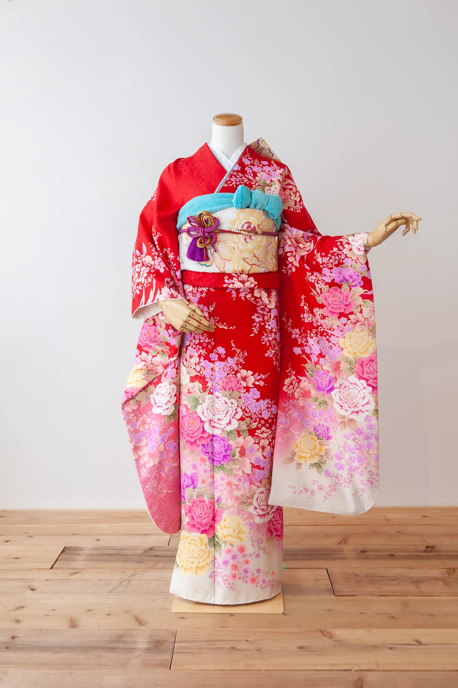 赤からピンクのぼかしに桜柄をあしらったゲスト向け振袖レンタル F-004 全身写真