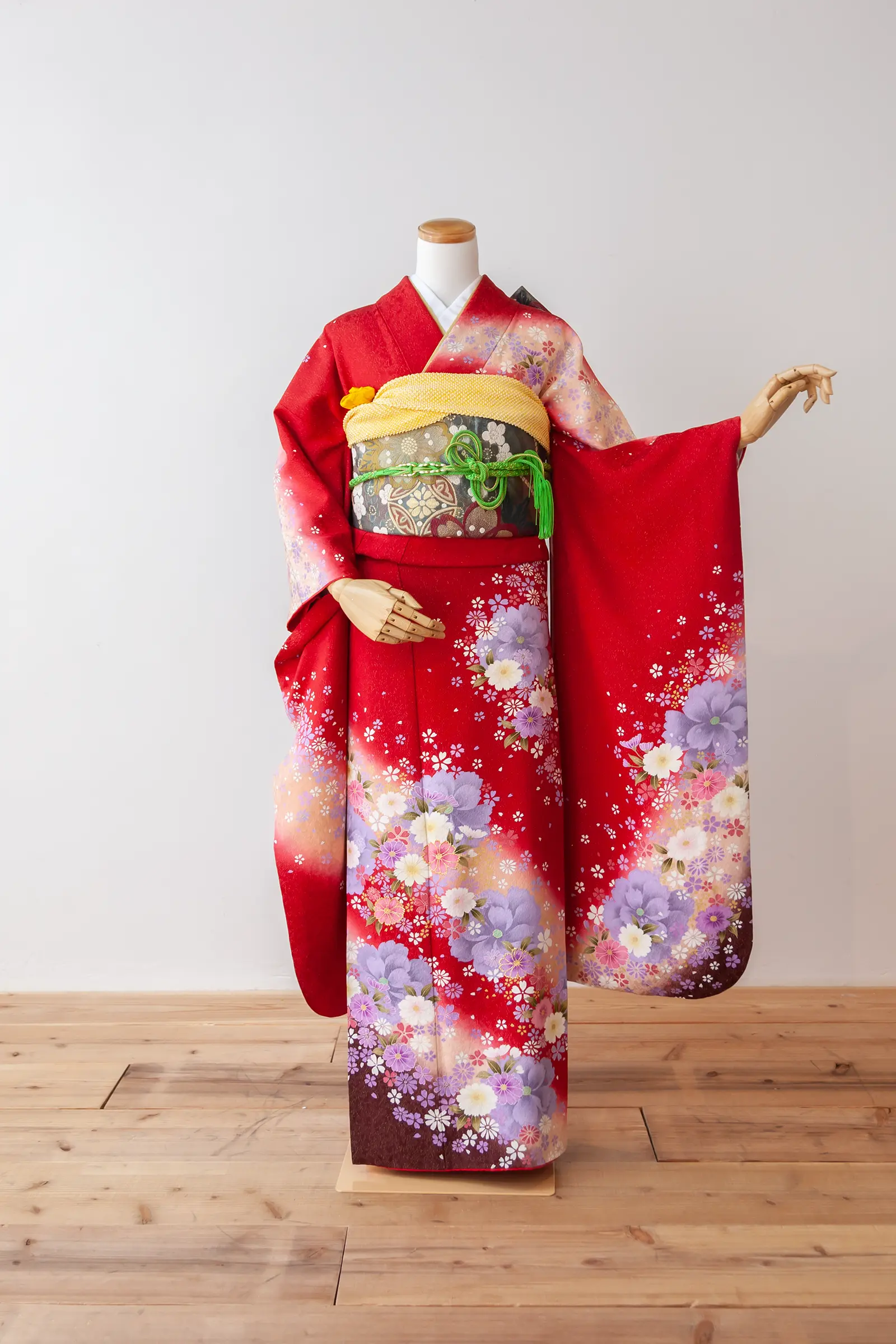 赤地に白の裾模様と古典柄をあしらったゲスト向け振袖レンタル F-005 全身写真