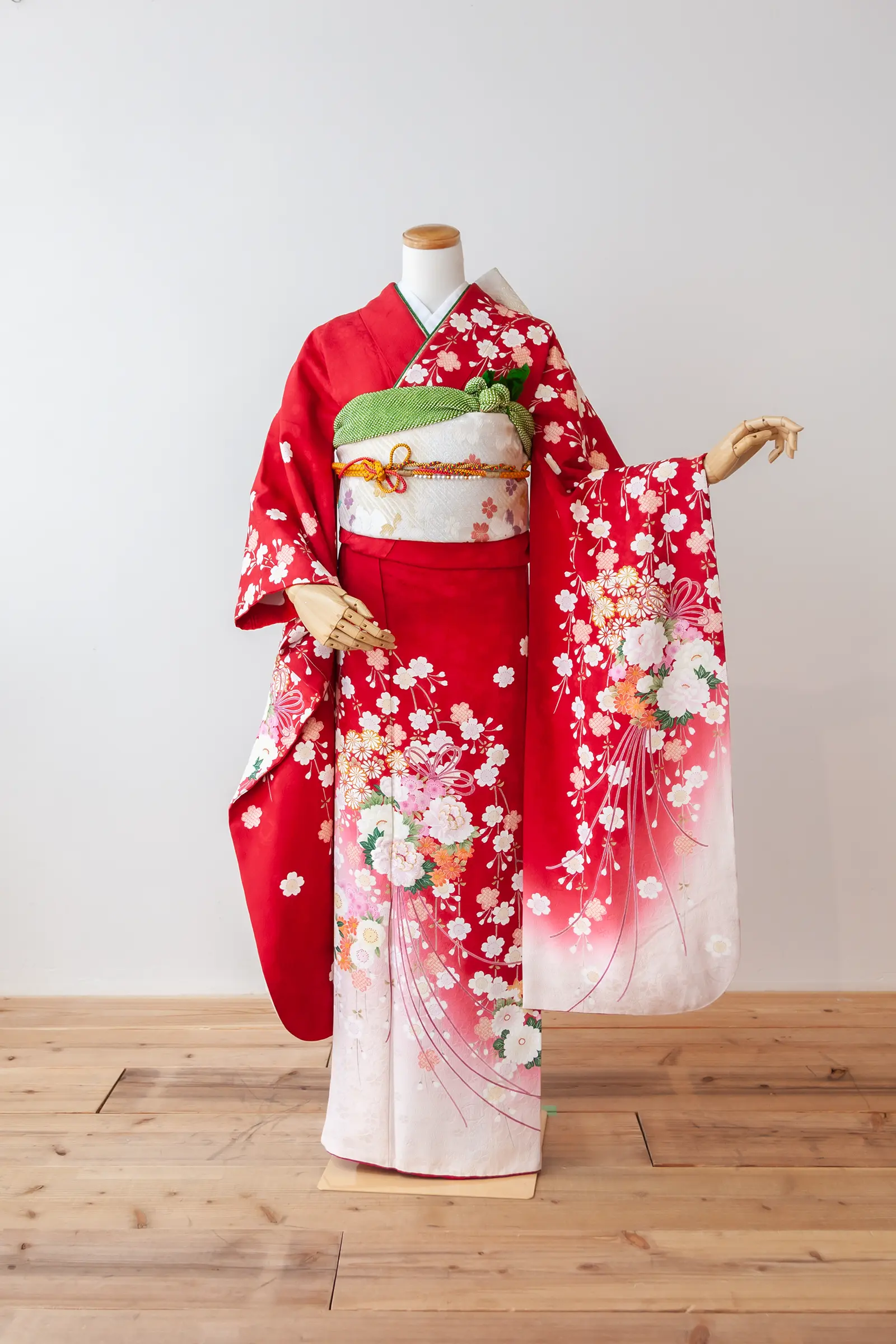 赤地に絞り調の古典柄を配したゲスト向け振袖レンタル F-013 全身写真