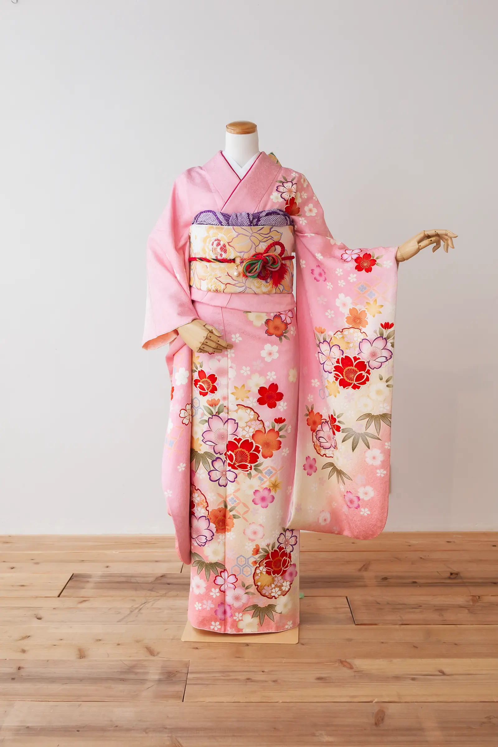 鮮やかな濃いピンク地にオレンジや白の花柄、紫のぼかしをあしらったゲスト向け振袖レンタル F-019 全身写真