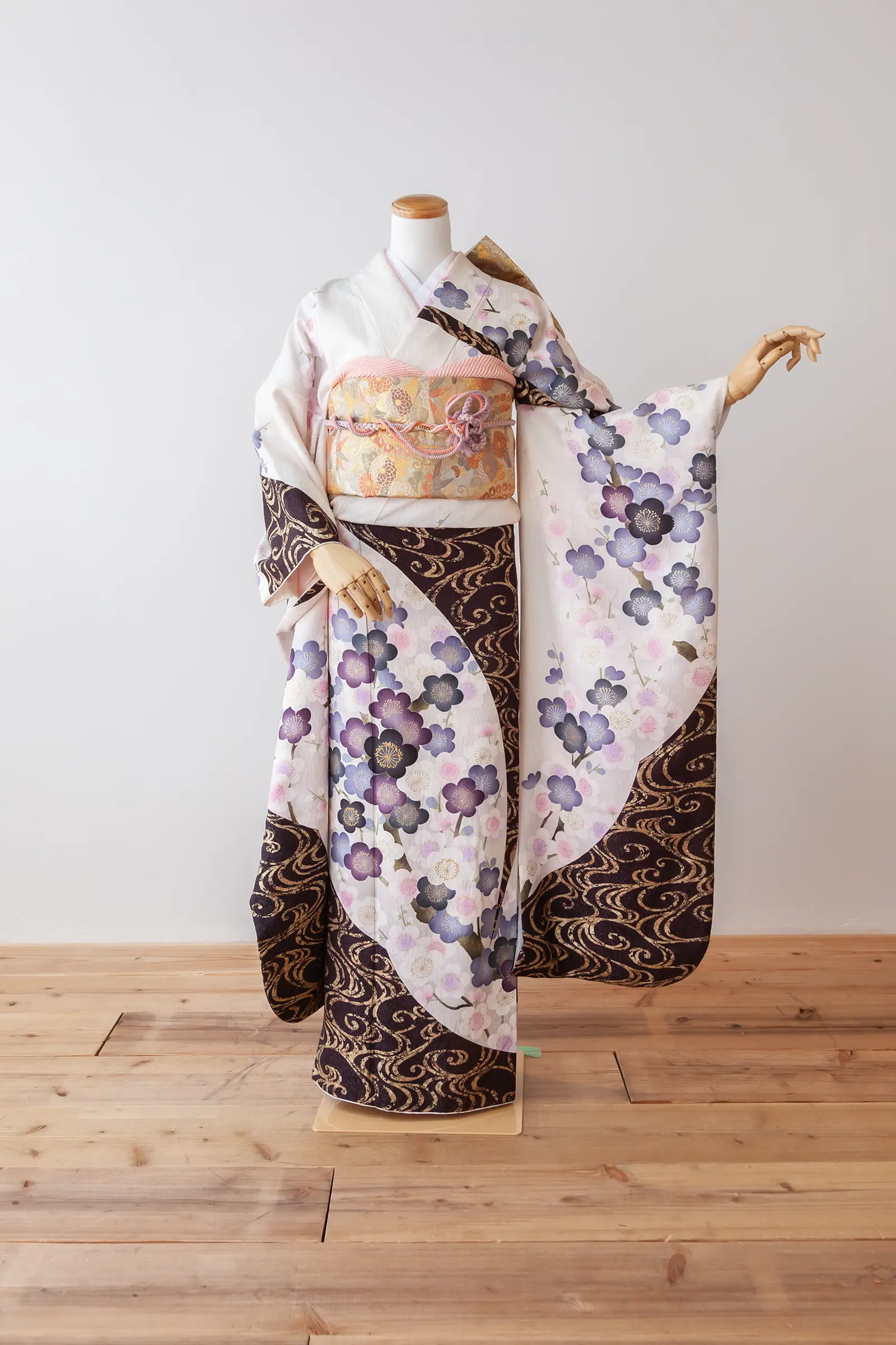 青緑地に黄色や紫の花柄をあしらったゲスト向け振袖レンタル F-034 全身写真