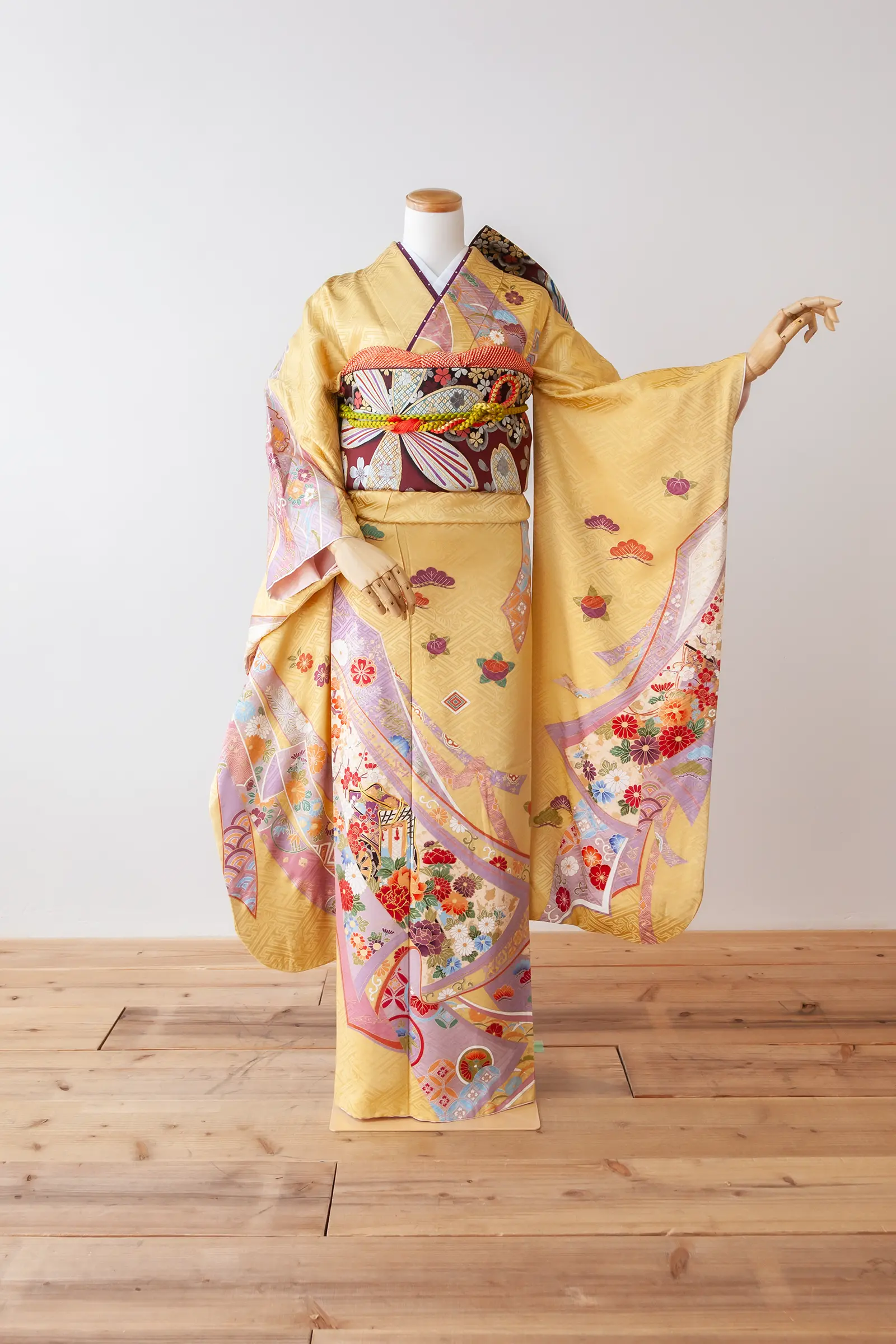 淡い黄色地にピンクや紫の花柄、裾に淡い紫のぼかしをあしらったゲスト向け振袖レンタル F-036 全身写真