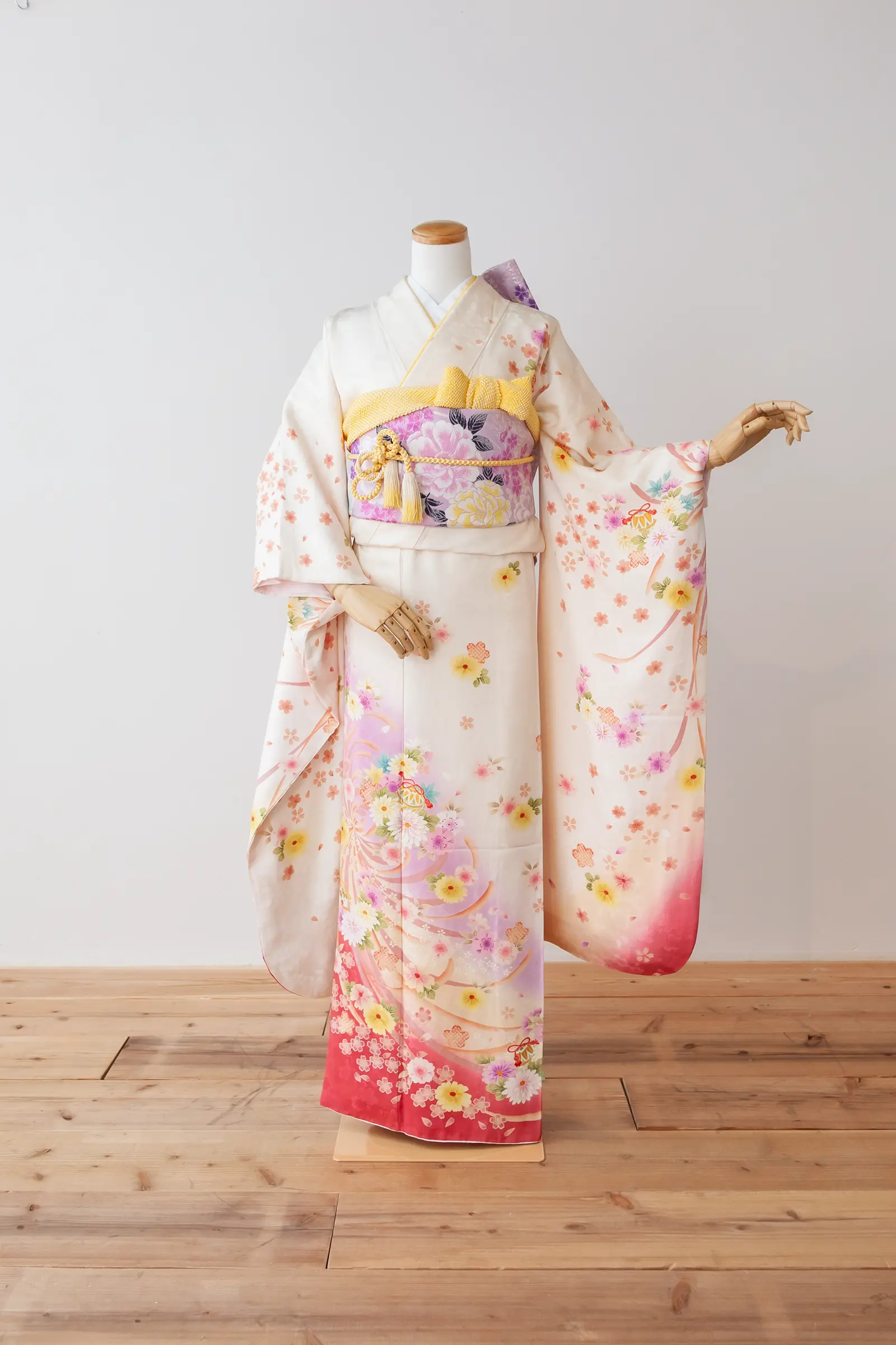 白地に紫系の花柄をあしらったゲスト向け振袖レンタル F-030 全身写真