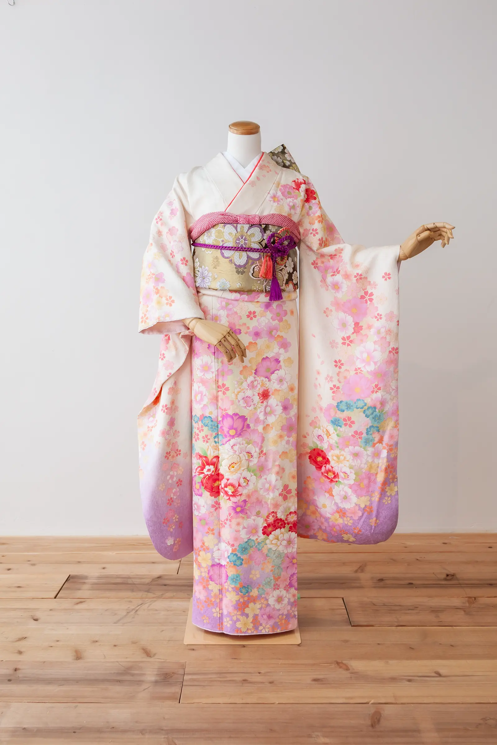 淡い黄色地に古典柄をあしらったゲスト向け振袖レンタル F-032 全身写真