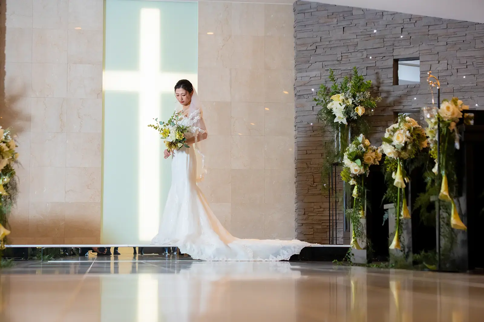 ホテル金沢のチャペルでウェディングドレス姿の花嫁を撮影したフォトウェディング