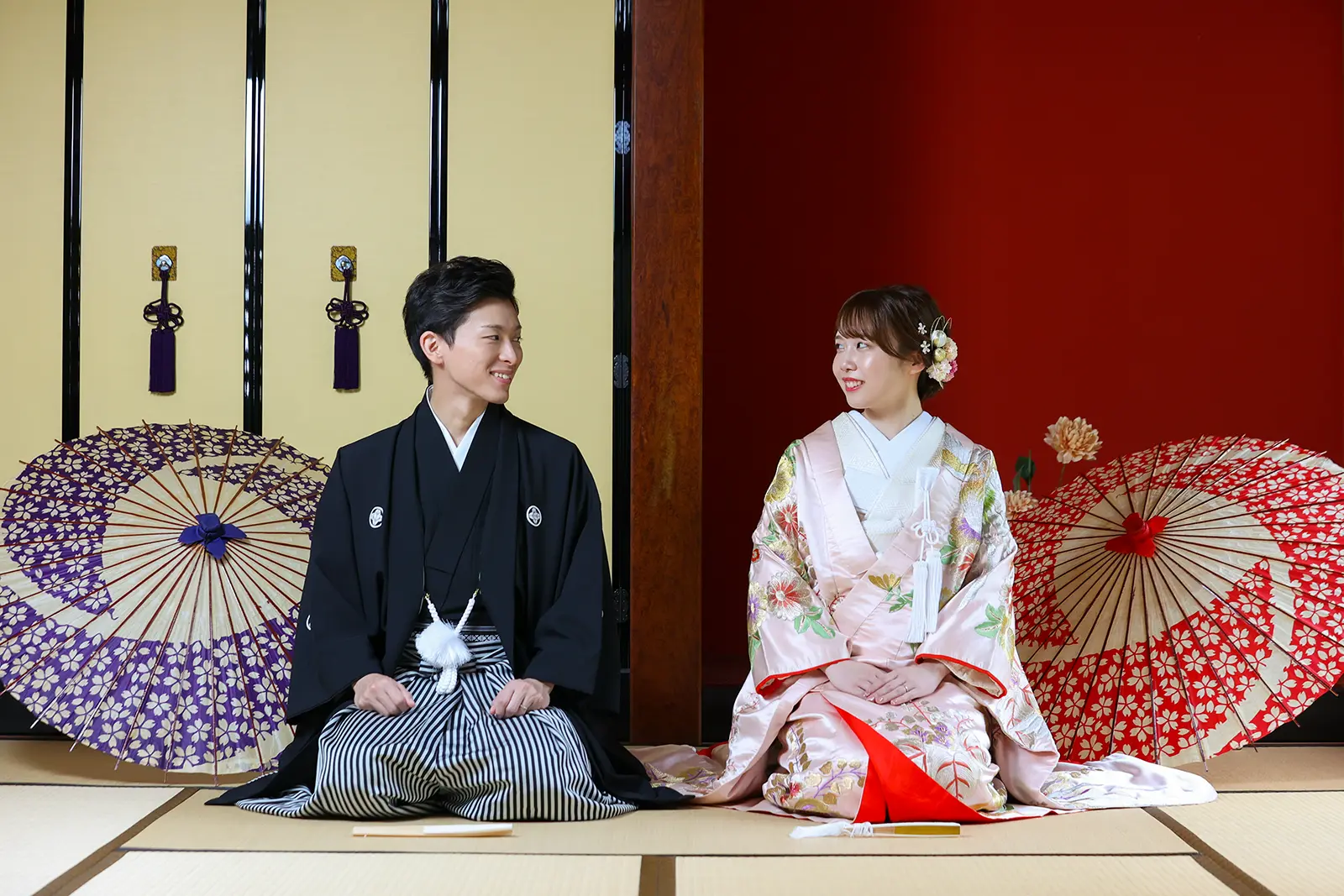 純和風スタジオで色打掛と紋付袴を着て料亭会食を行う和装の新郎新婦