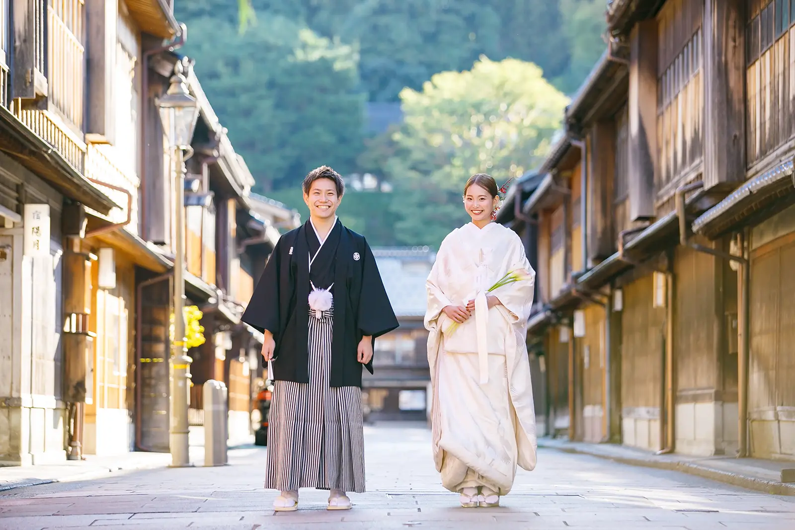 金沢ひがし茶屋街で白無垢と紋付袴を着て撮影する新郎新婦