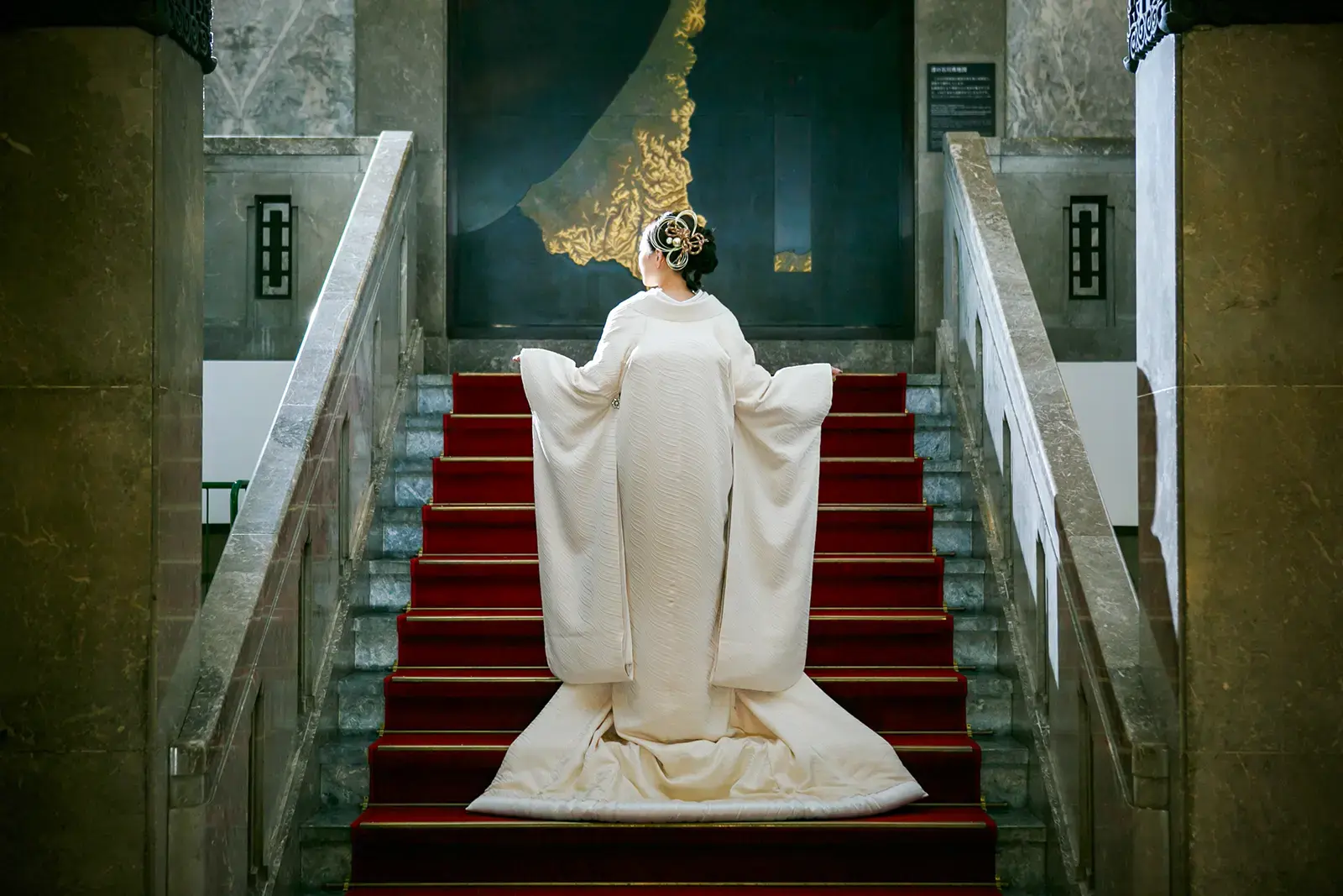 しいのき迎賓館の階段で白無垢姿の花嫁を撮影した金沢の和装フォトウェディング