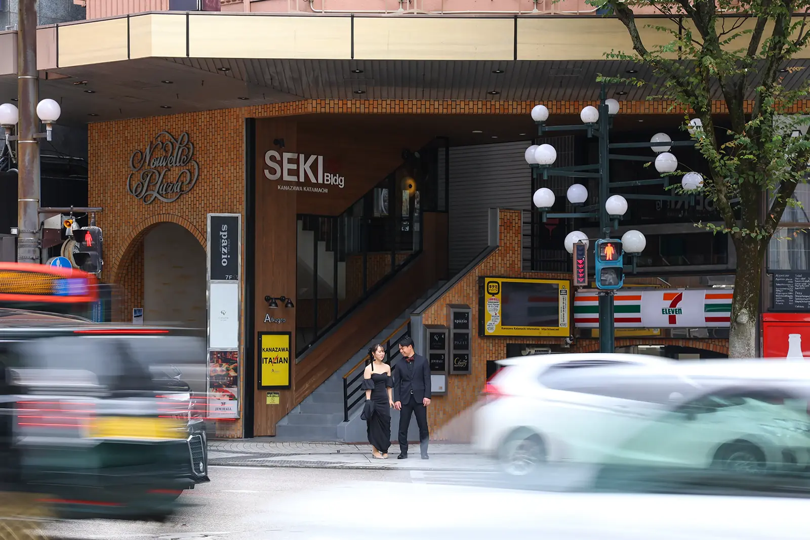 金沢の街中でブラックドレスとタキシード姿の新郎新婦が撮影するタウンフォト