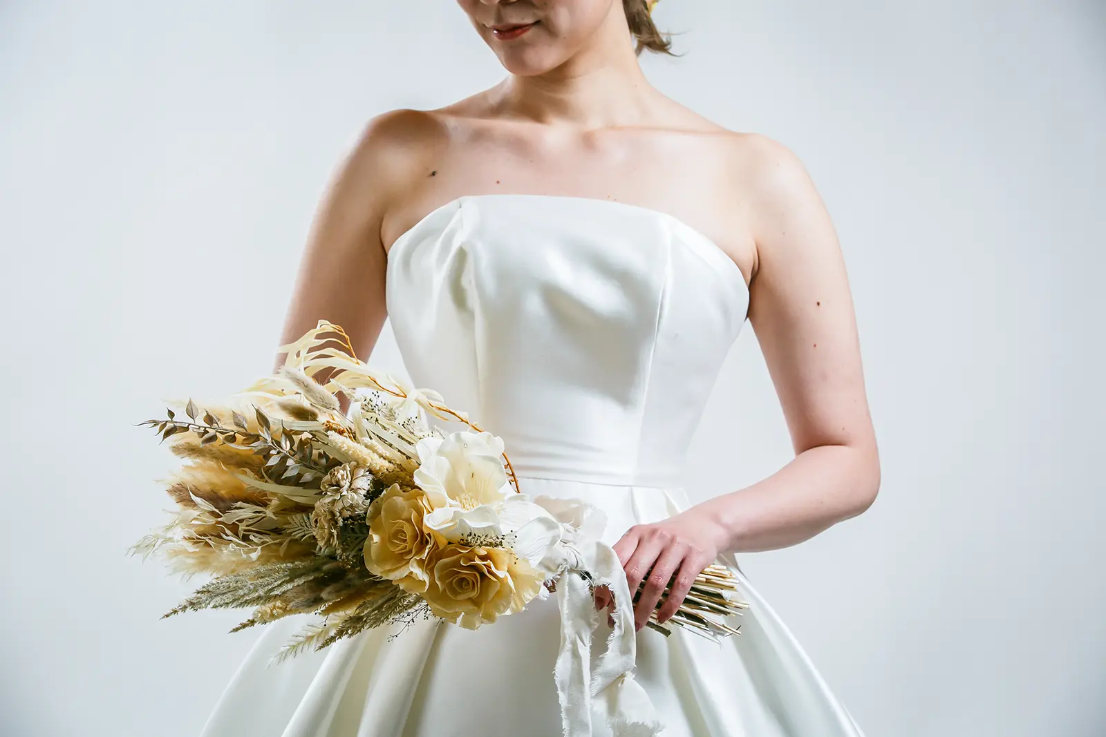 金沢のフォトウェディングで人気のベージュホワイト系ナチュラルブーケとウェディングドレス