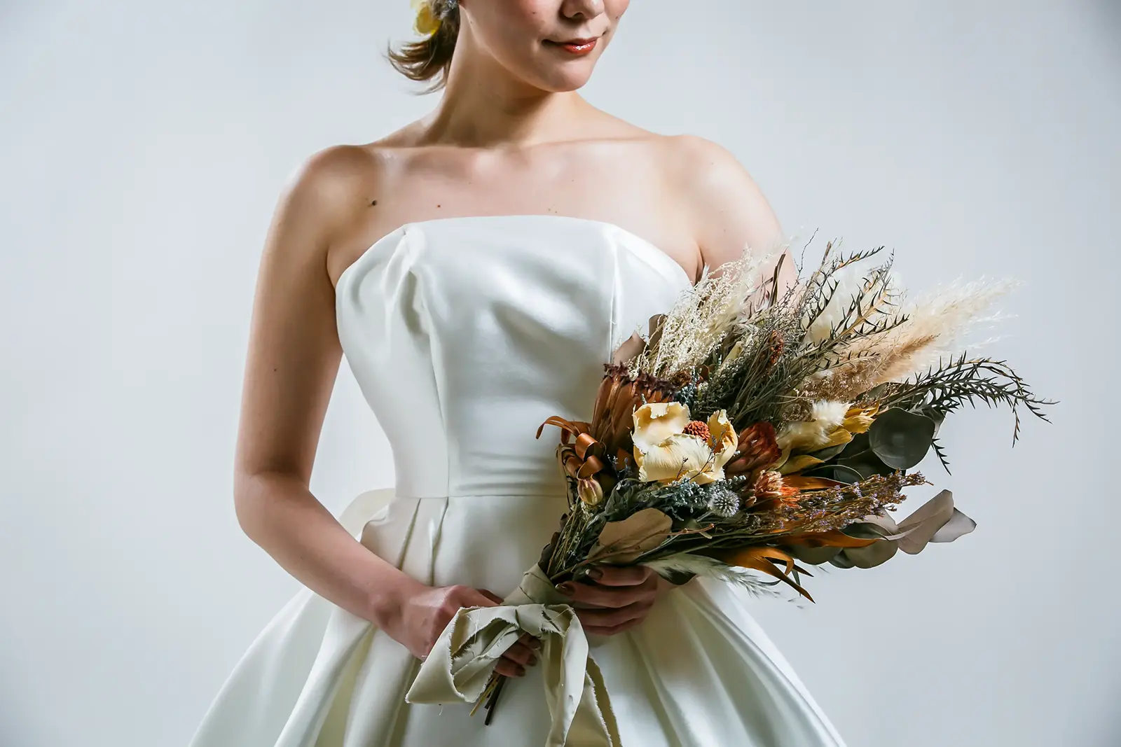 金沢のフォトウェディングや会食に合うブラウン系ドライフラワーブーケとウェディングドレス