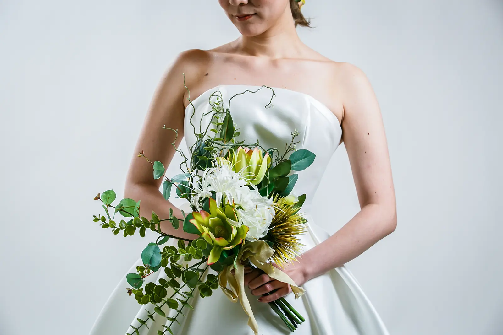 金沢のフォトウェディングにおすすめのグリーンを生かしたナチュラルブーケとウェディングドレス