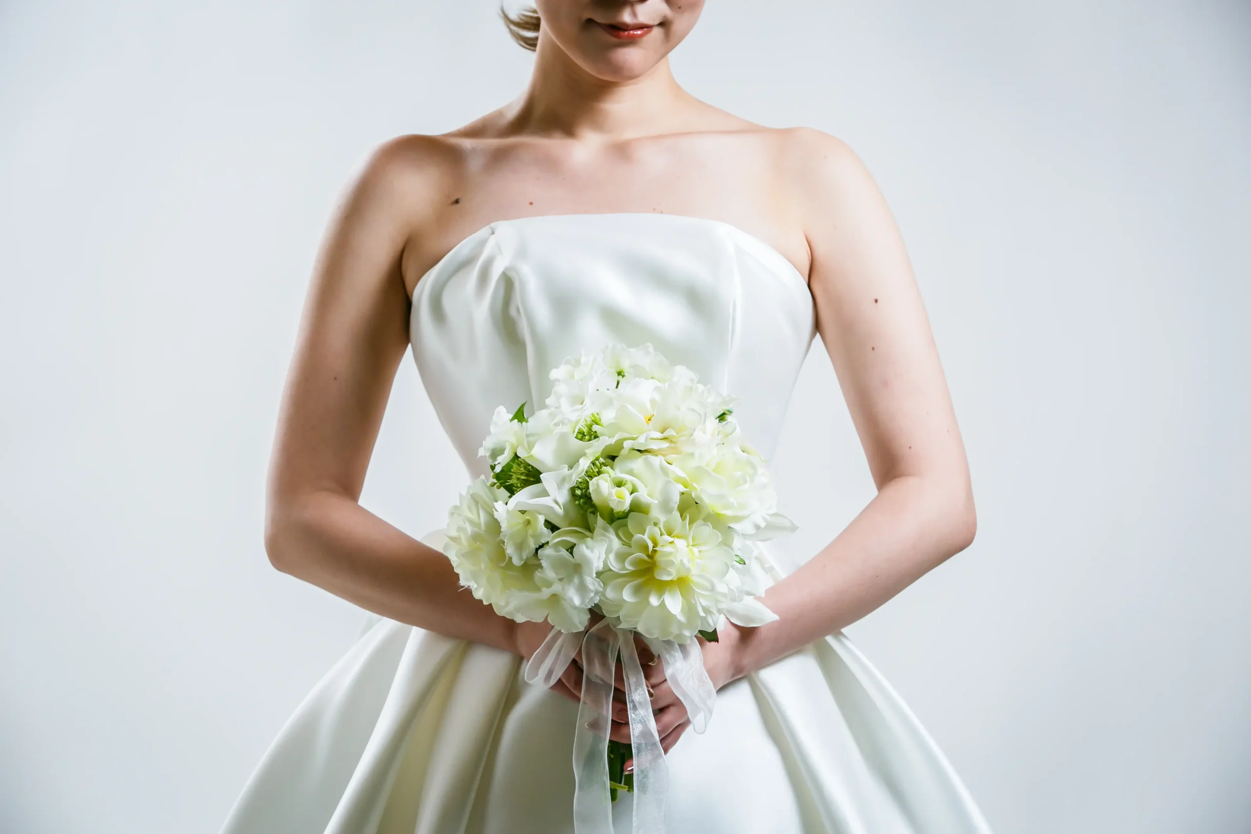 金沢のフォトウェディングで人気の白いラウンドブーケとウェディングドレスのコーディネート