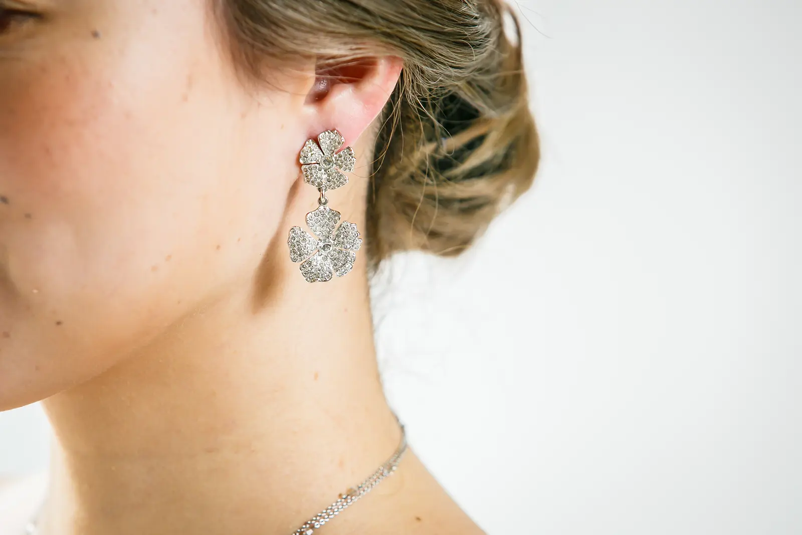 金沢のウェディングドレスに合うロングフラワークリスタルイヤリング