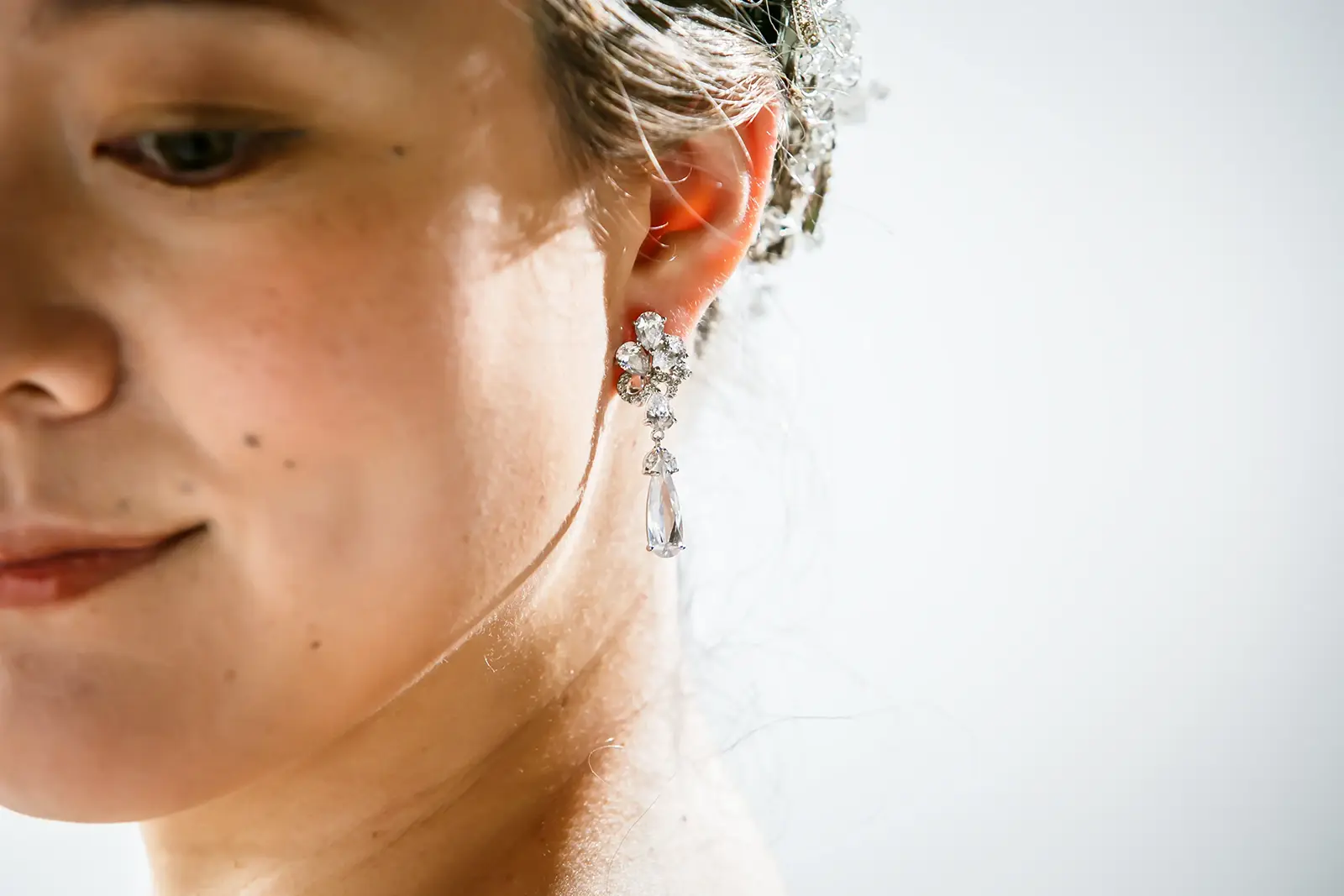 金沢のフォトウェディングで人気のクリスタルドロップイヤリングとウェディングドレスのコーディネート