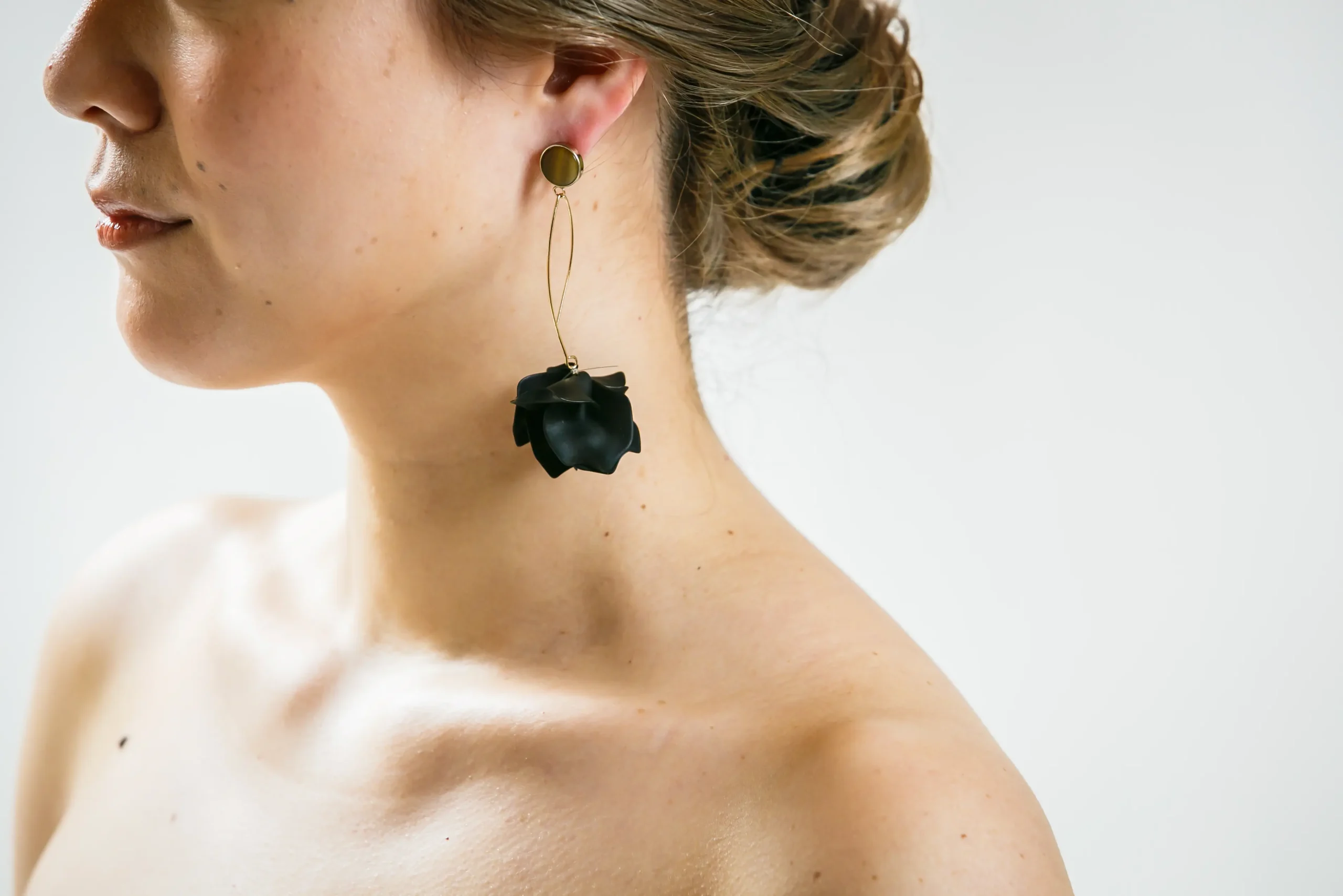 金沢のフォトウェディングにおすすめのブラックフラワーモチーフイヤリング