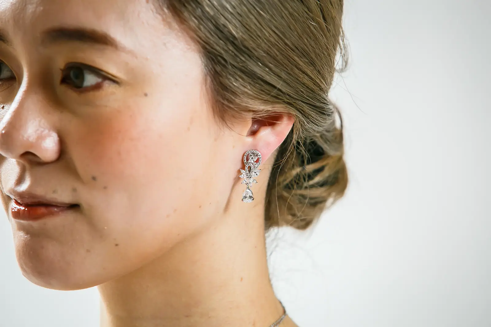 金沢のフォトウェディングで人気のフラワーモチーフクリスタルイヤリング