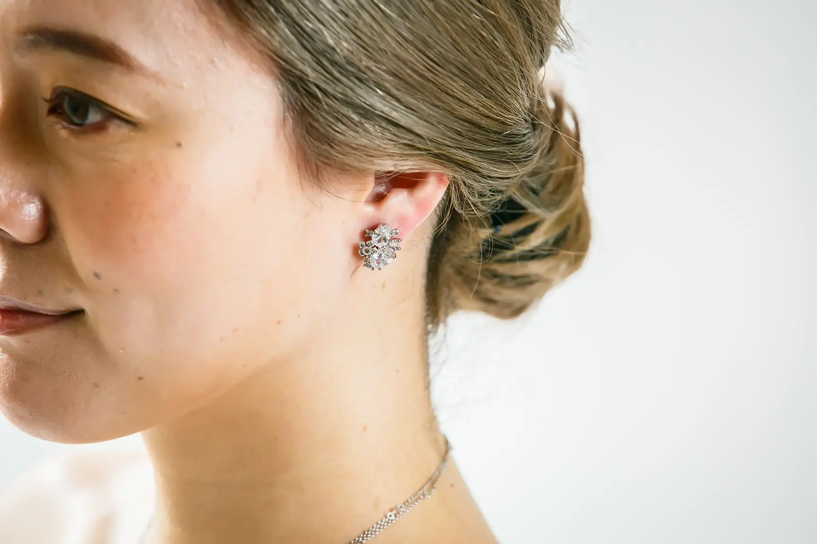 金沢のウェディングドレスに合う小ぶりなクリスタルイヤリング