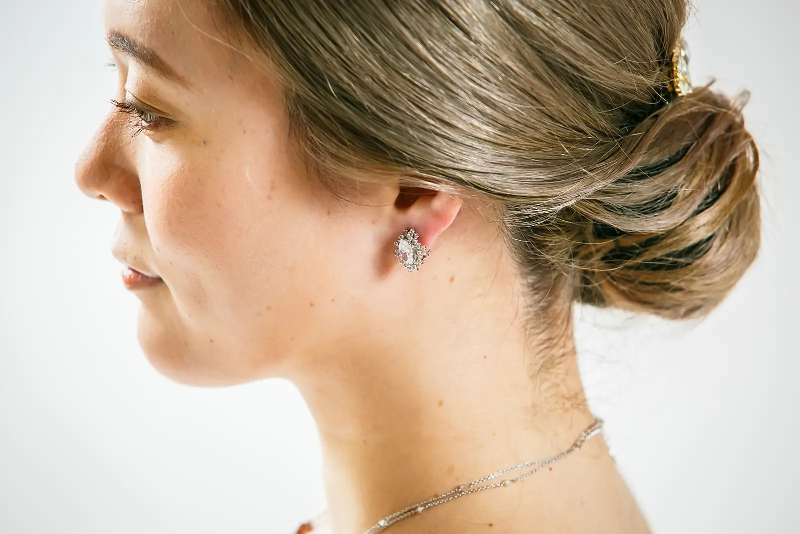 金沢のフォトウェディングで映えるオーバルデザインのウェディングイヤリング