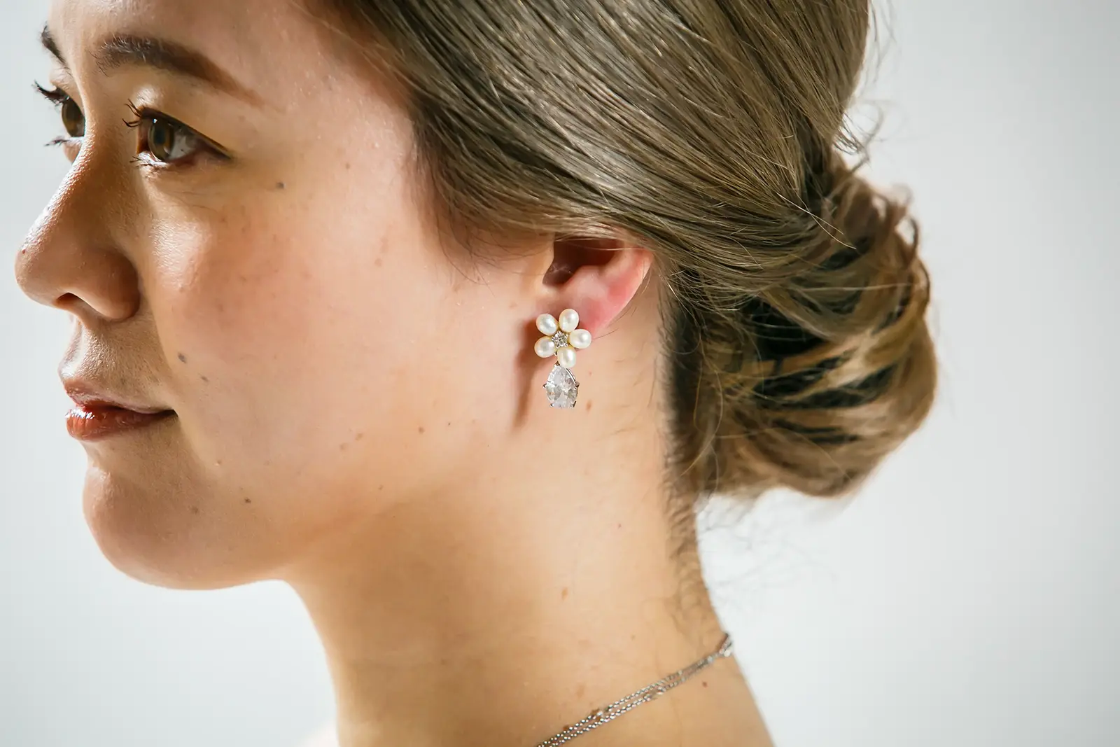 金沢のフォトウェディングや会食に合うパールとクリスタルのドロップイヤリング