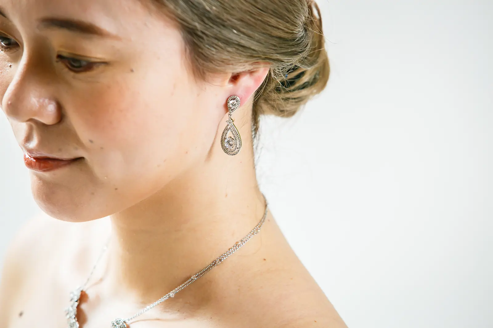 金沢のウェディングドレスに映えるティアドロップ型クリスタルイヤリング