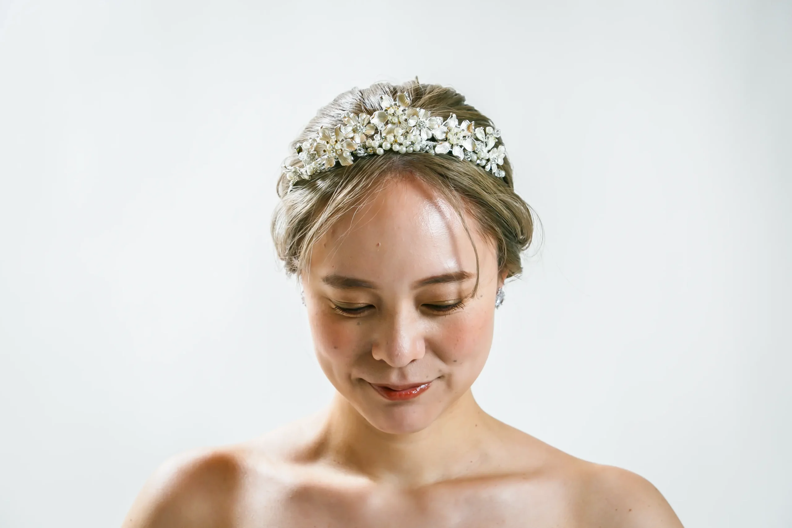 金沢のフォトウェディングで人気のフラワーとパールのヘッドバンド