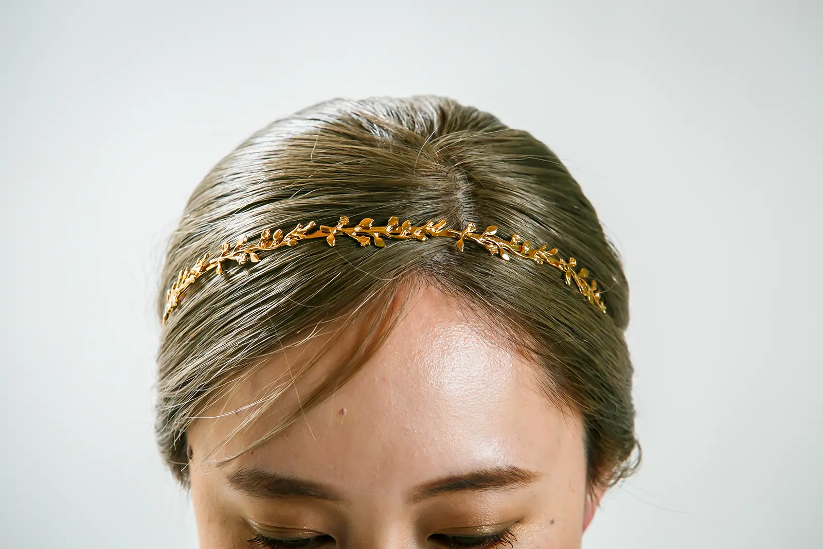 金沢のフォトウェディングにおすすめのゴールドリーフヘッドバンド