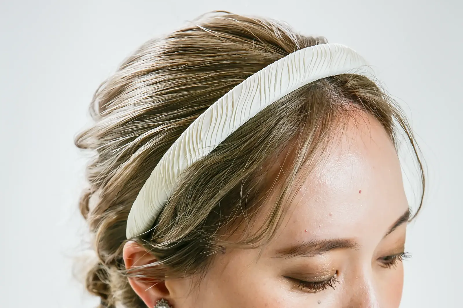 金沢のフォトウェディングや会食に合うアイボリーのプリーツヘッドバンド