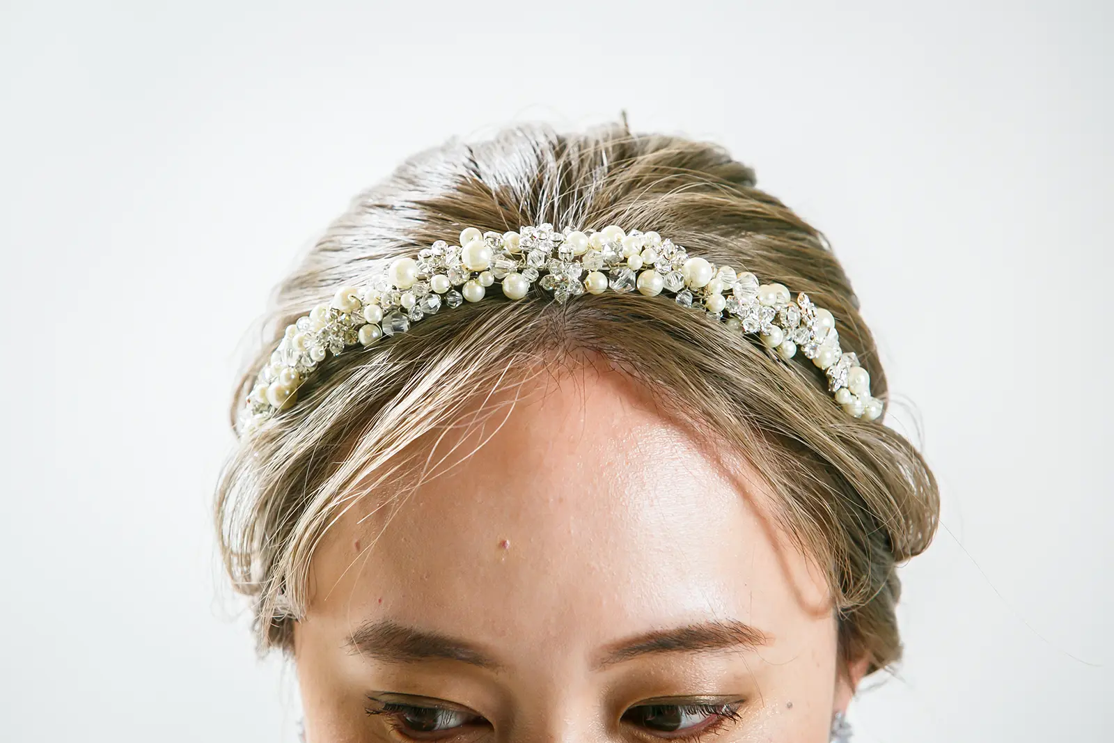 金沢のウェディングドレスに合うパールとクリスタルのヘッドバンド