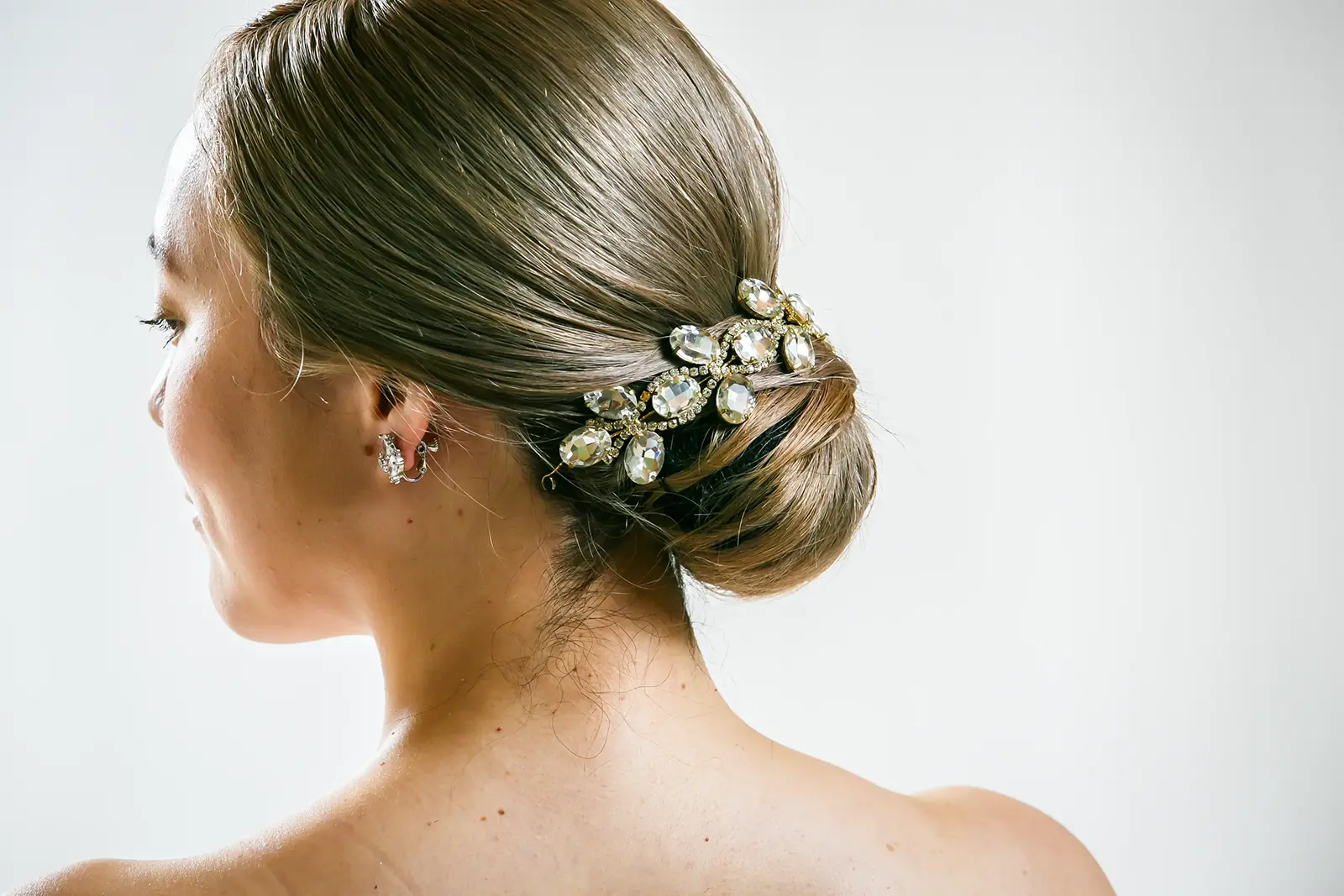 金沢のフォトウェディングで人気のビジューヘッドパーツを合わせた花嫁の後ろ姿