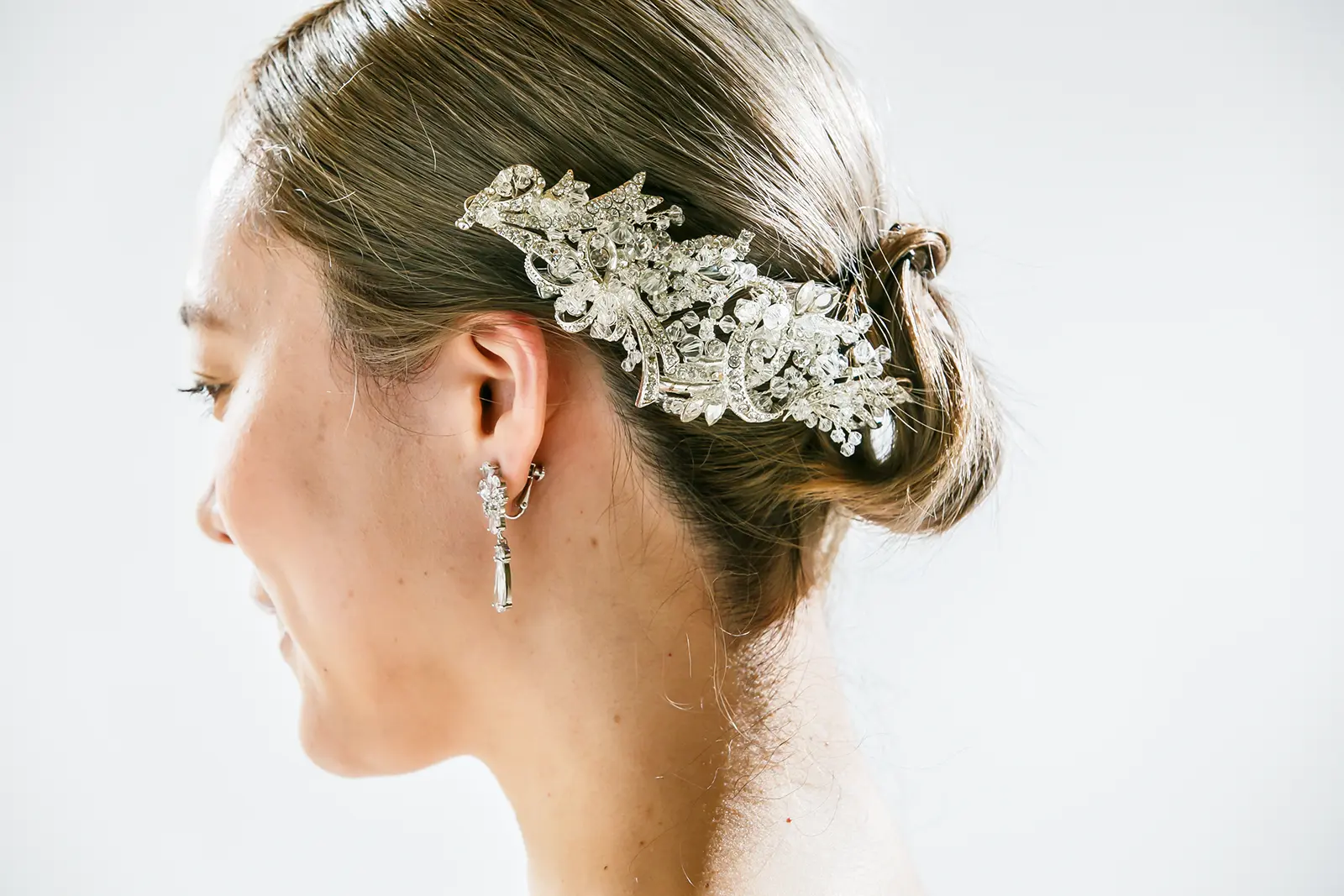 金沢のフォトウェディングで人気のクリスタルビジューヘッドパーツを合わせた花嫁ヘア