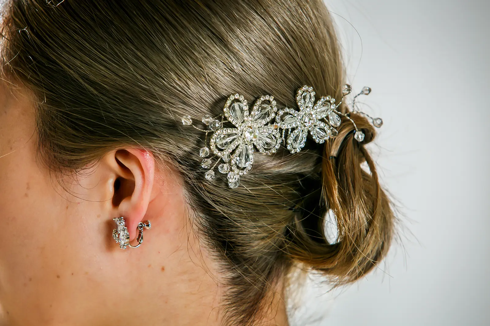 金沢のウェディングドレスに映えるフラワーモチーフのクリスタルヘッドパーツ