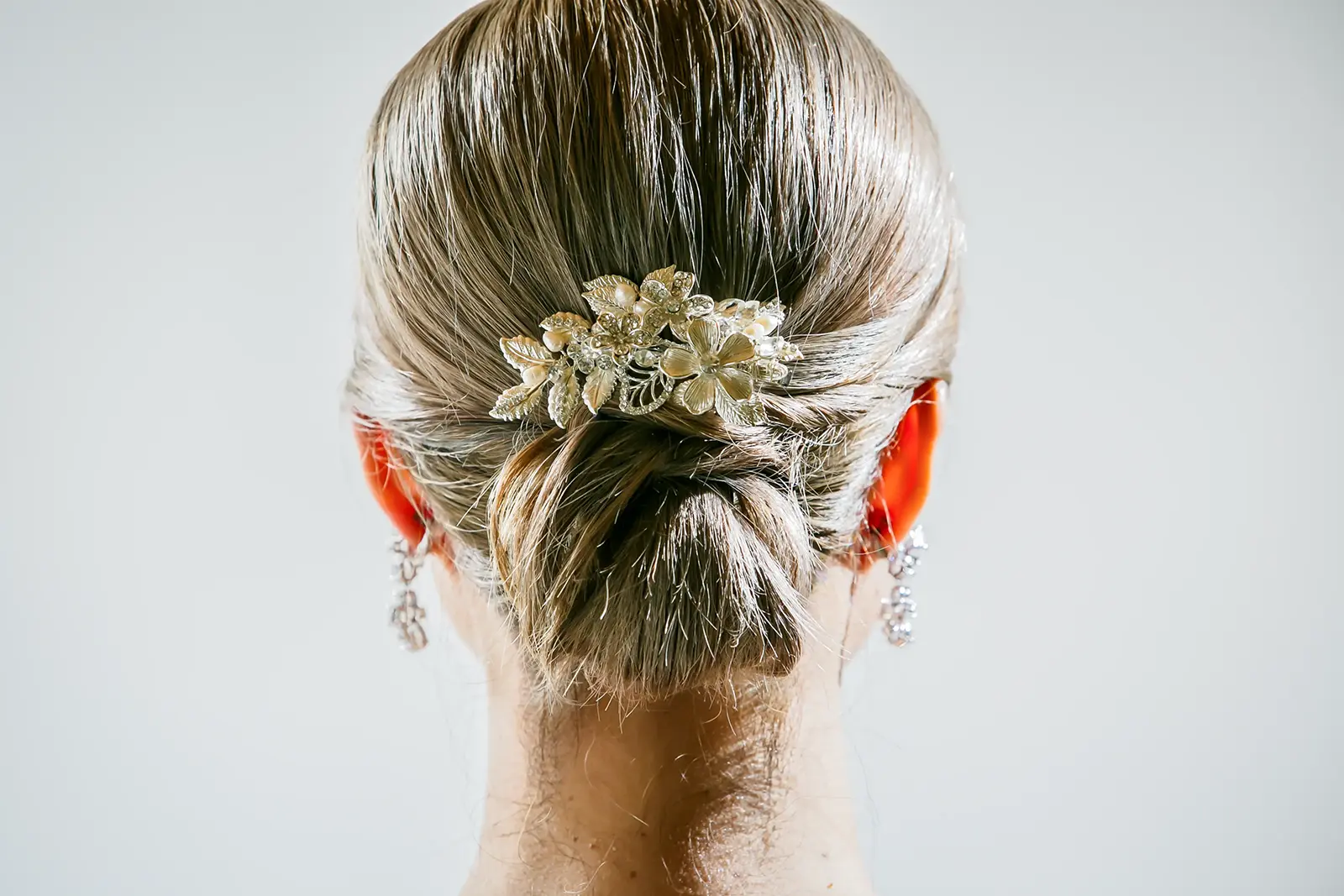 金沢のフォトウェディングや会食に合うゴールドフラワーモチーフのヘッドパーツ