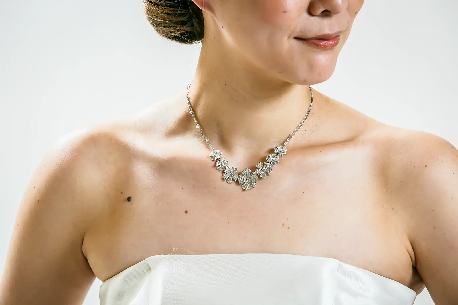 金沢のウェディングドレスに映えるフラワーモチーフのクリスタルネックレス