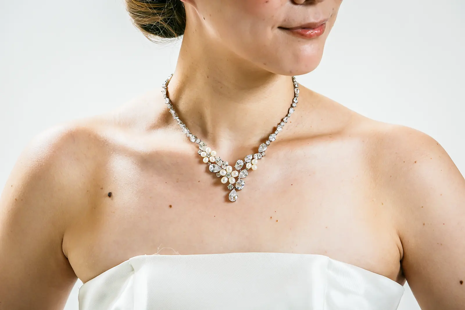 金沢のフォトウェディングで人気のパールとクリスタルのウェディングネックレス
