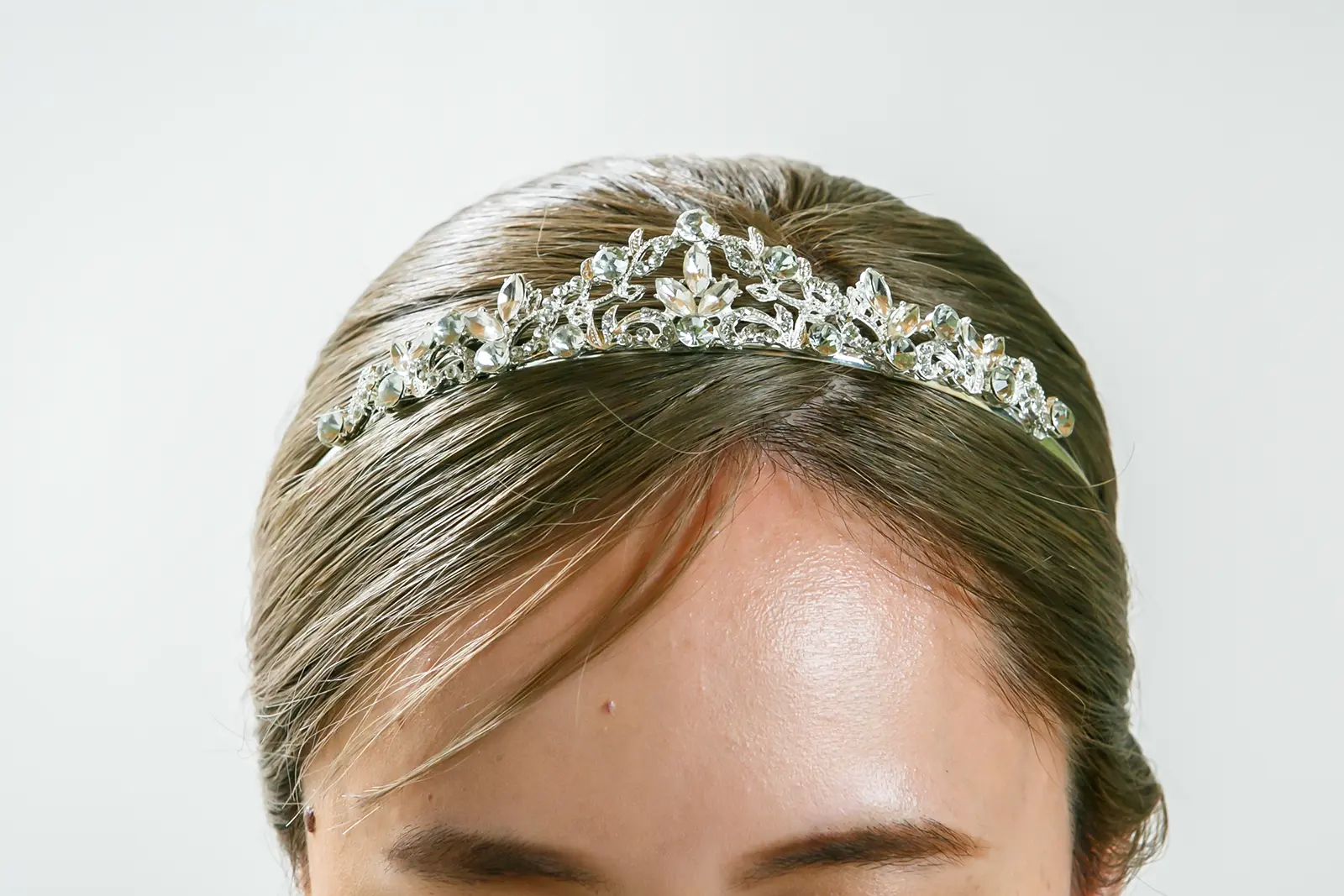 金沢のフォトウェディングや会食に合うクラシカルなクリスタルティアラ